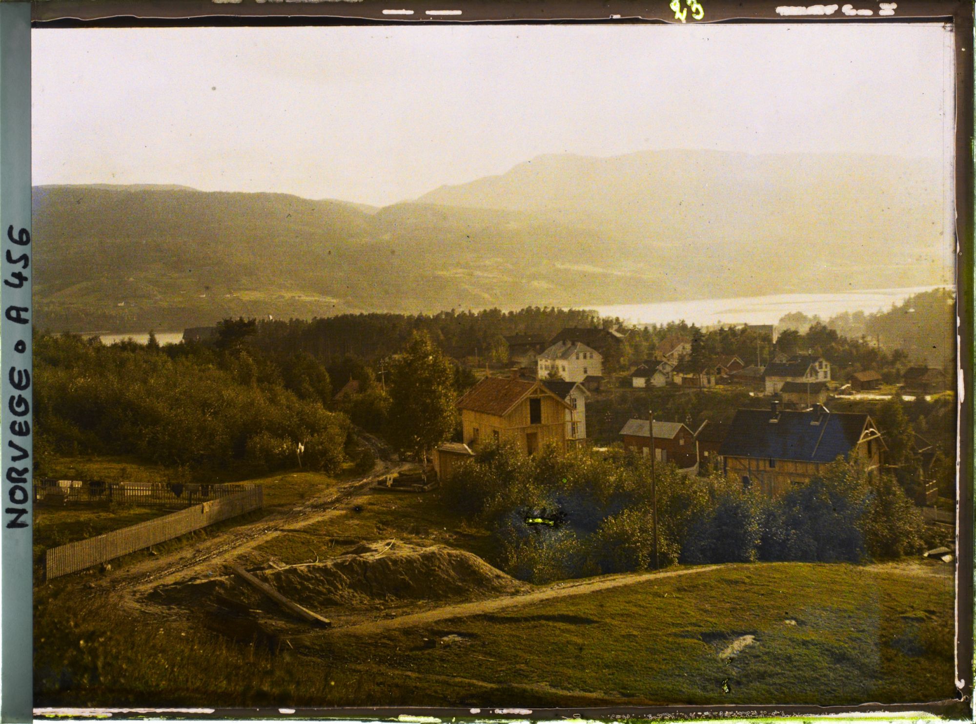 Image représentant La ville et le lac Heddalsvatnet