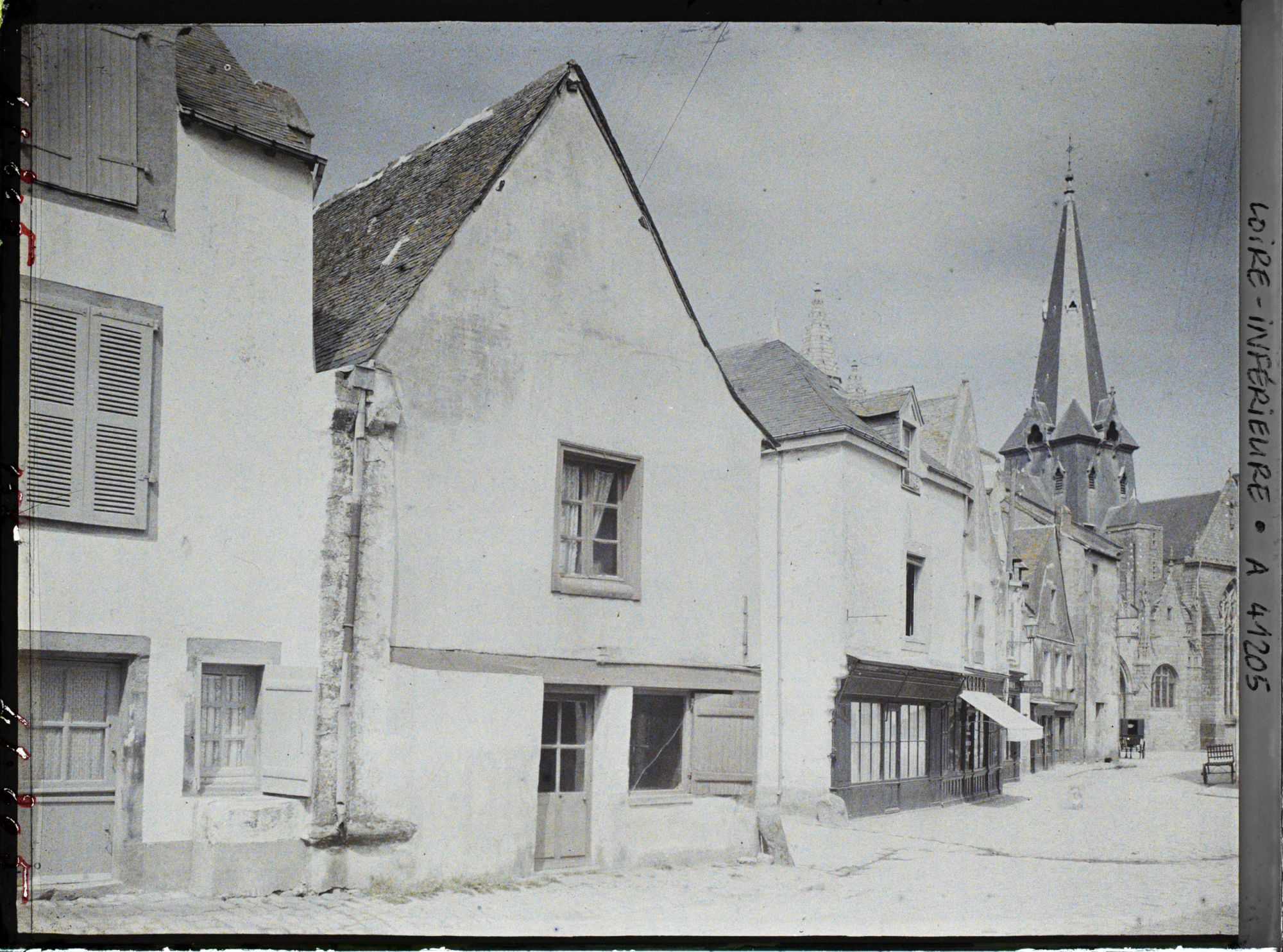 Image représentant La rue du Pilori et la collégiale Saint-Aubin