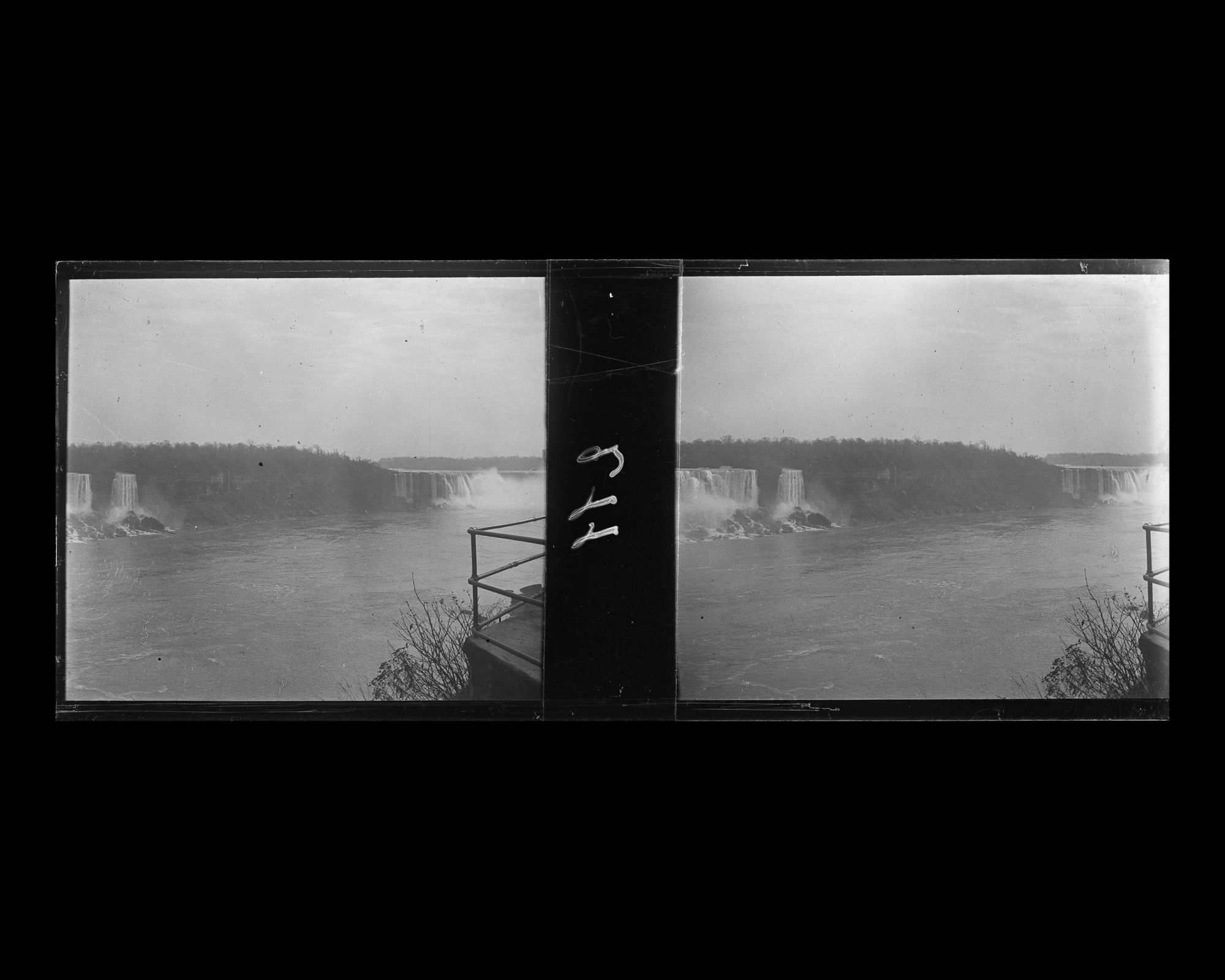 Image représentant Vue des chutes américaines et d'une partie de la chute canadienne du Fer à Cheval