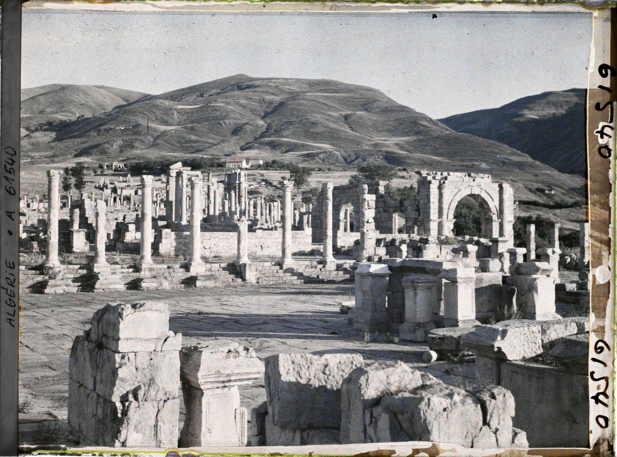 Image représentant L'ancien forum et l'arc sur le cardo maximus, vestiges de la cité antique Cuicul