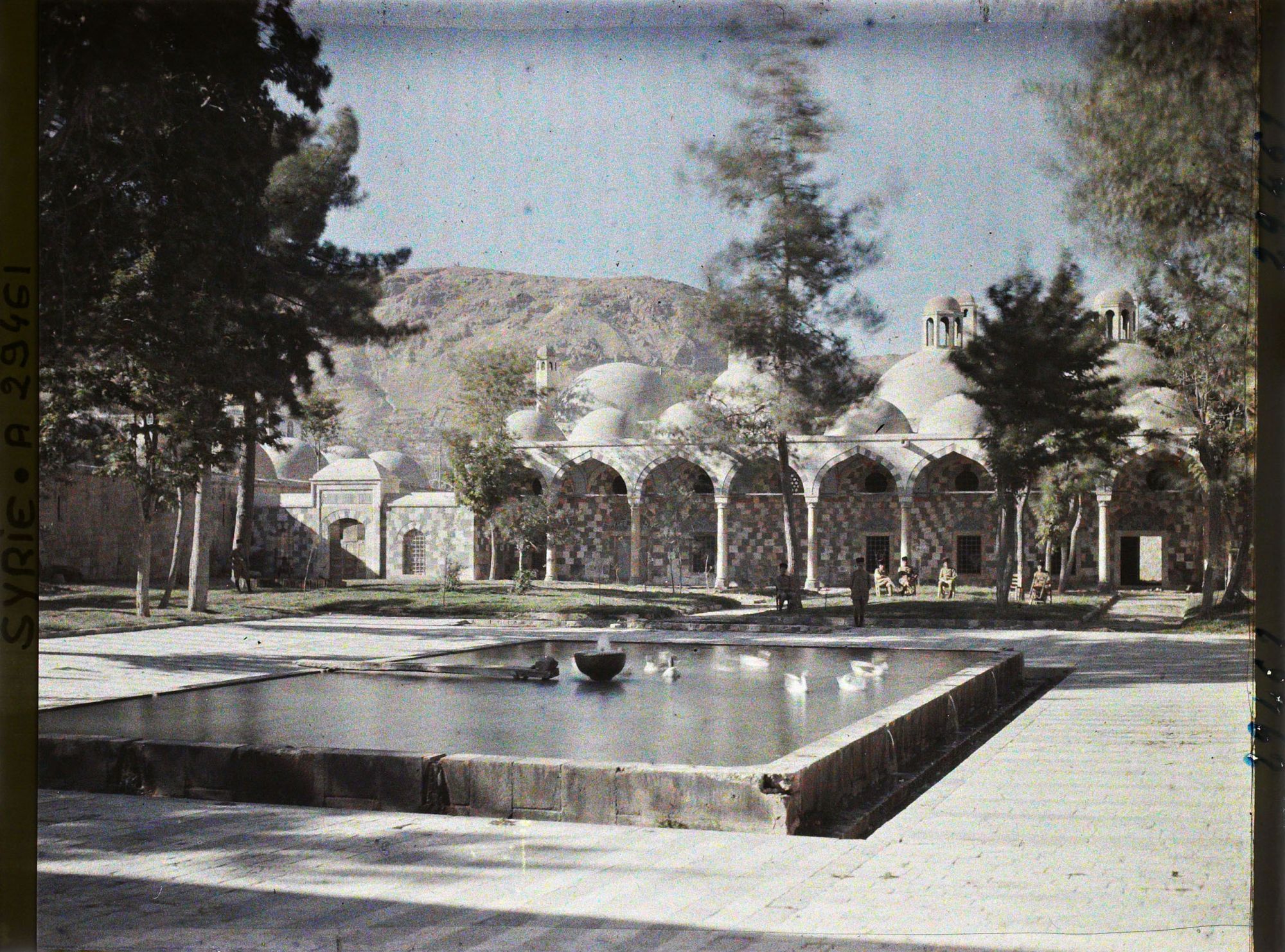 Image représentant La cour et les bâtiments annexes de la Tekkiye Suleymaniye
