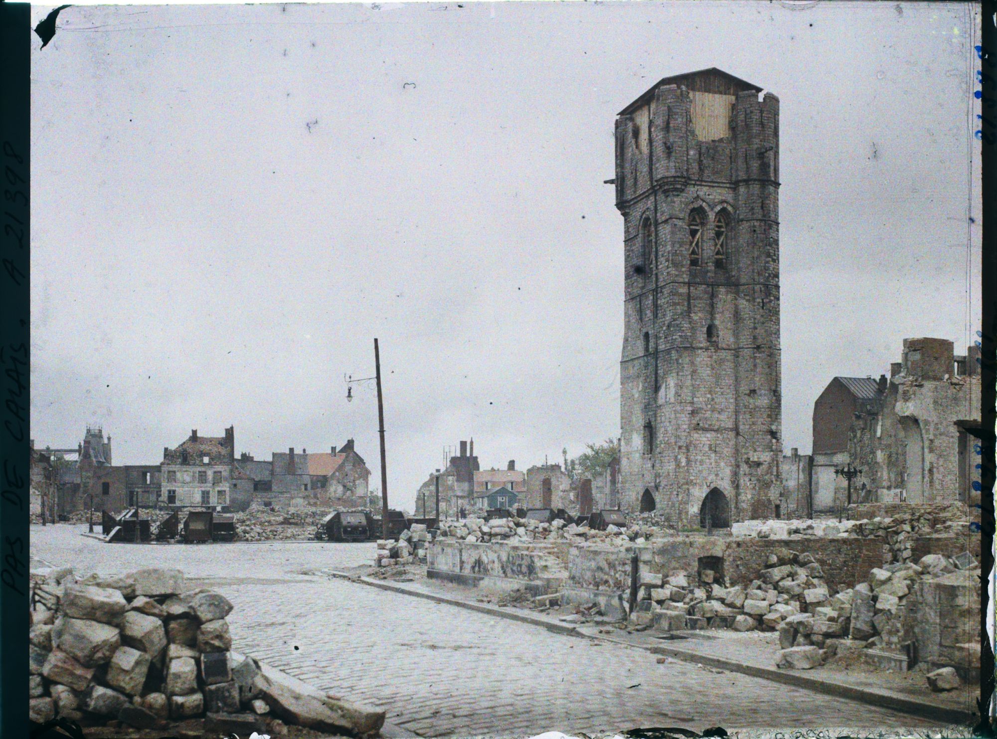 Image représentant France, Béthune, Beffroi et Grande place vus du Sud Ouest