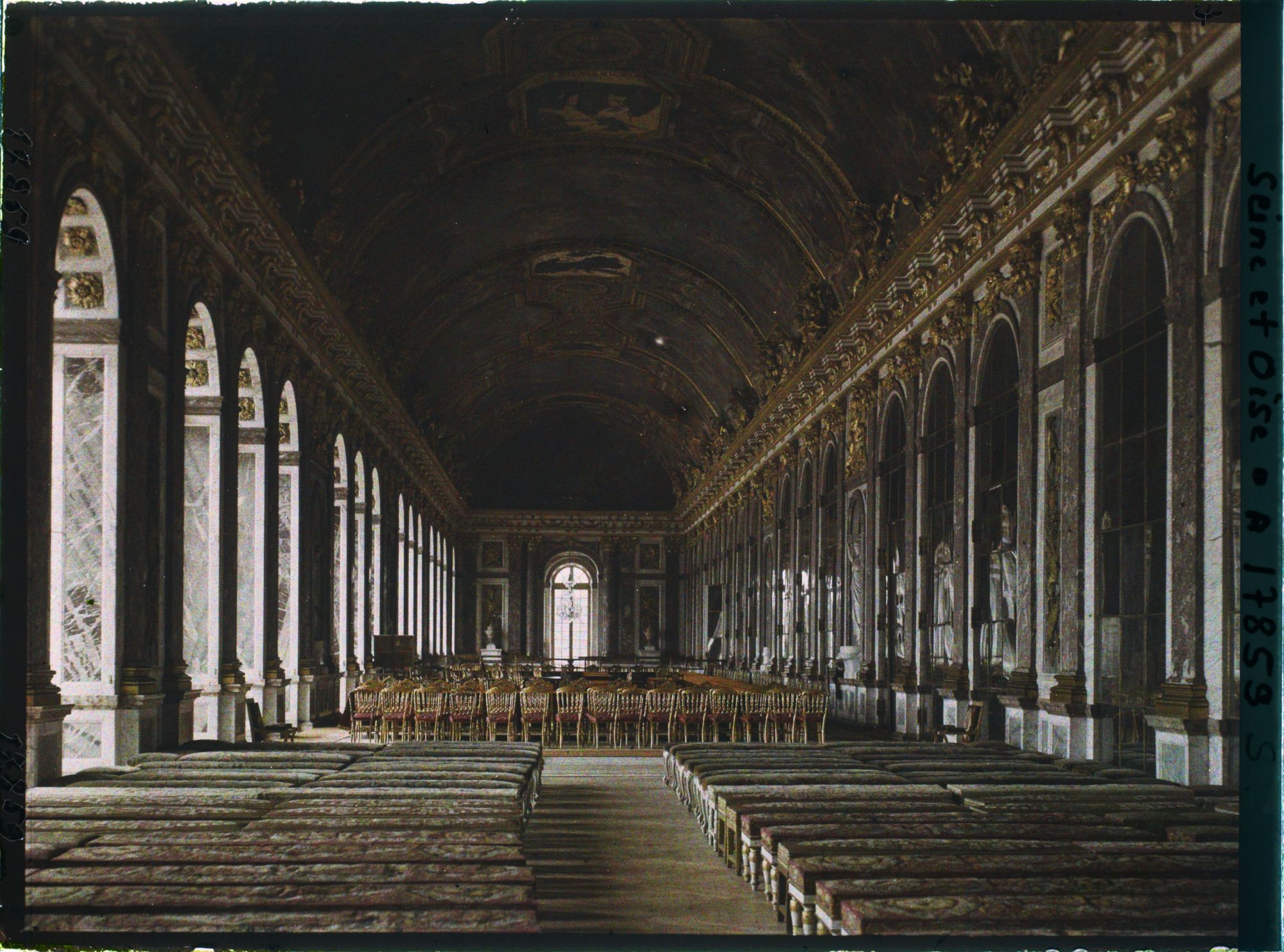Image représentant France, Versailles, La Galerie des Glaces : au Palais de Versailles, le lendemain de la Signature de la Paix 30 juin 1919