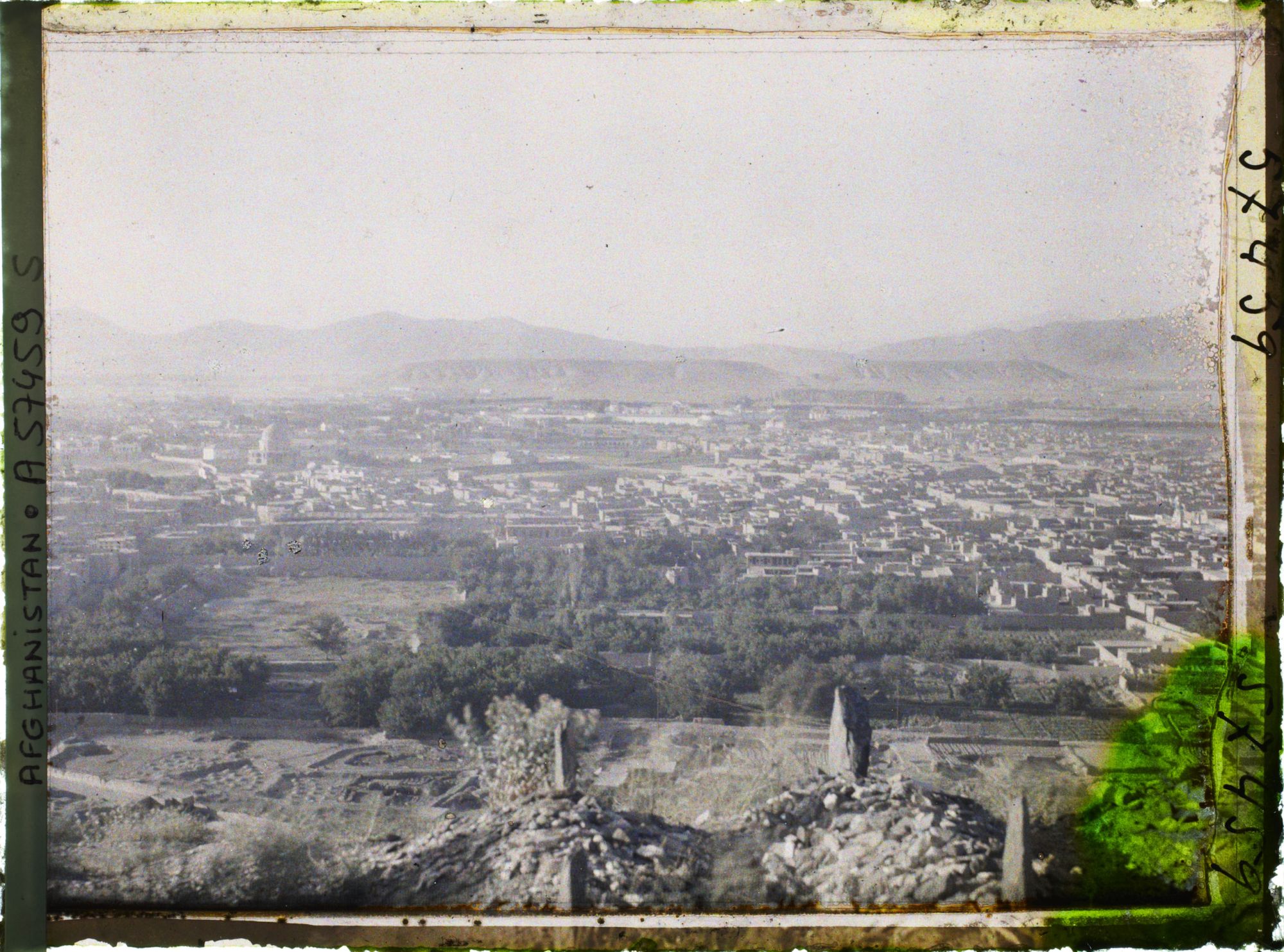 Image représentant Panorama sur la ville. A gauche, le tombeau de Timur Shah