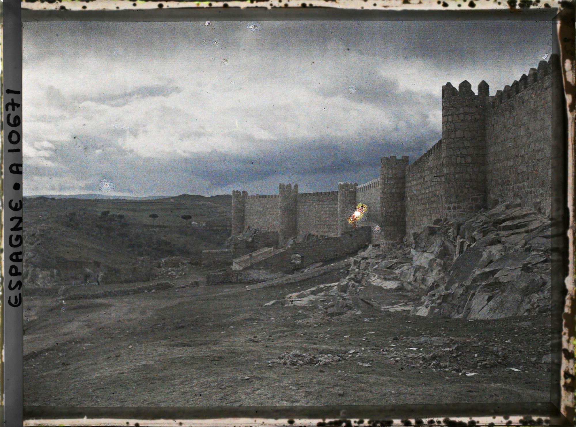 Image représentant Espagne, Avila, Les murailles vues de plus loin vers le Sud avec la vallée du Rio Adaja