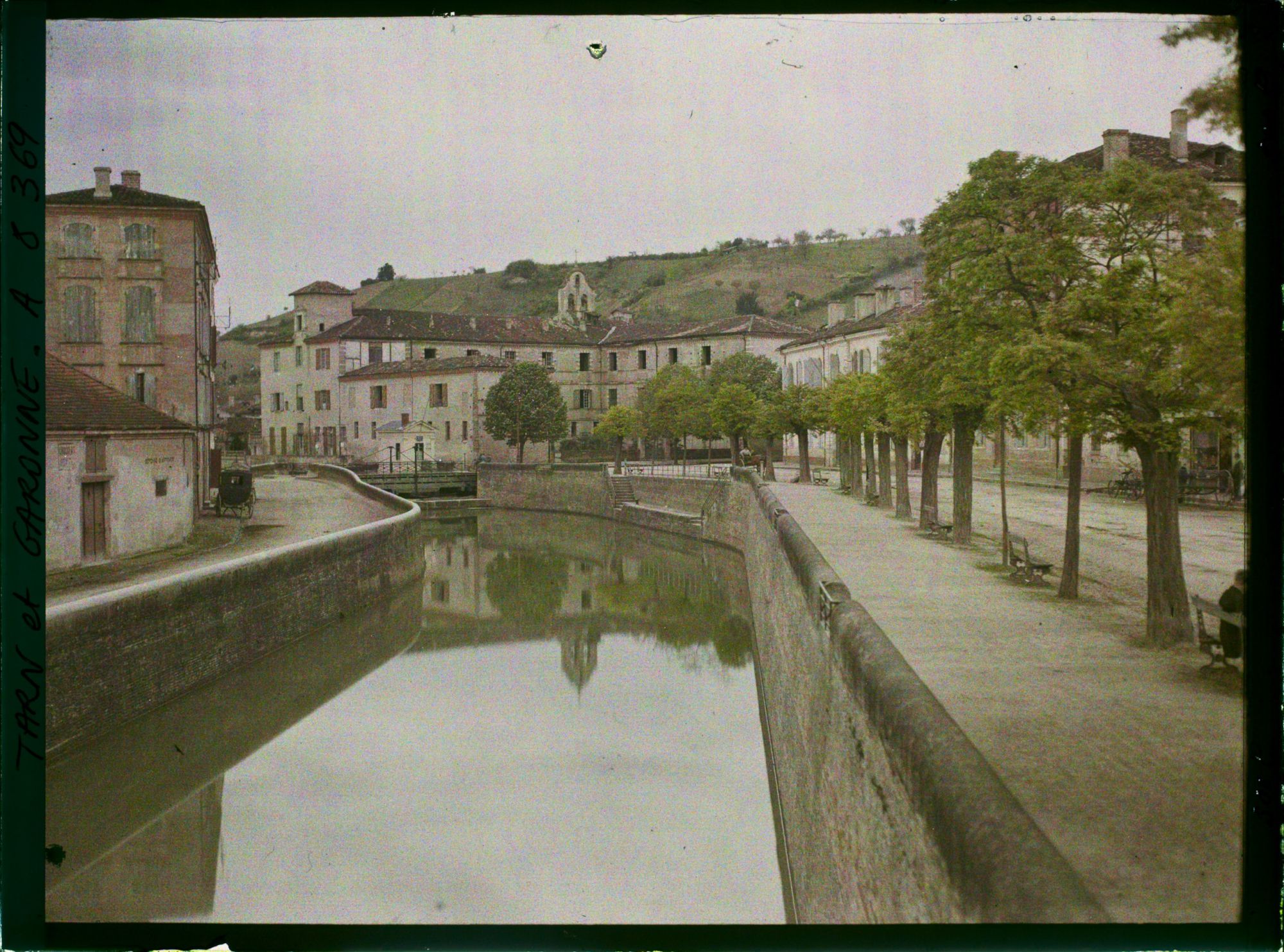 Image représentant Vue du canal latéral à la Garonne avec dans le fond le collège des Doctrinaires