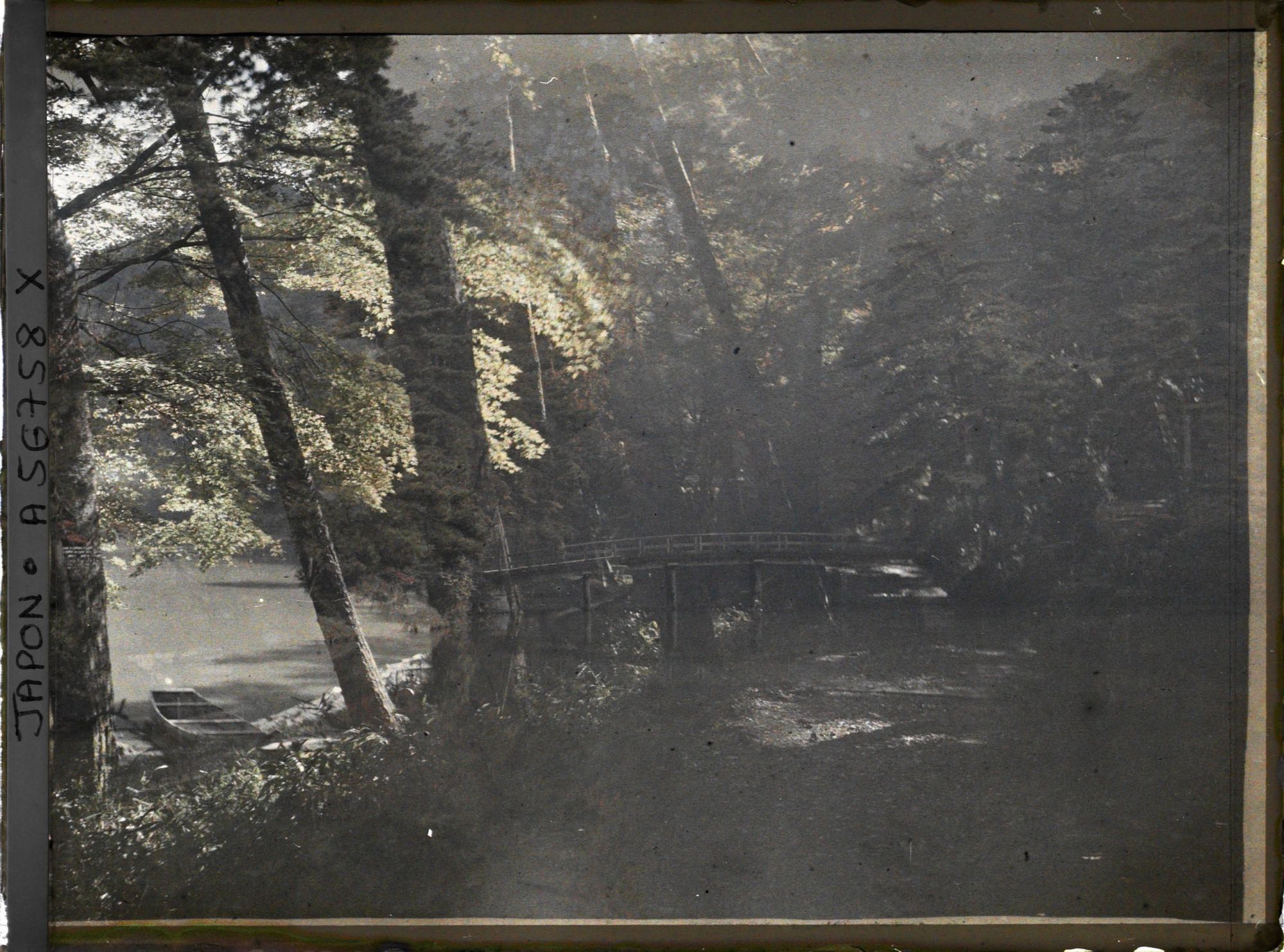 Image représentant Les jardins de la villa impériale Shugakuin Rikyû : l'étang Yokuryu et le pont Do-bashi (surimpression avec Yase ?)