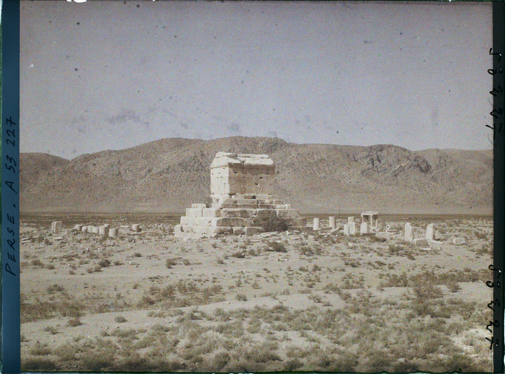 Image représentant Le tombeau de Cyrus II (vers 530 avant JC.)