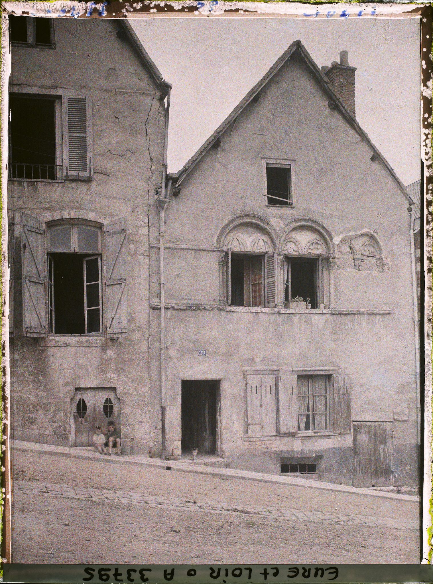Image représentant Enfants assis sur le perron d'une maison du XIIème au 29 rue Chantault