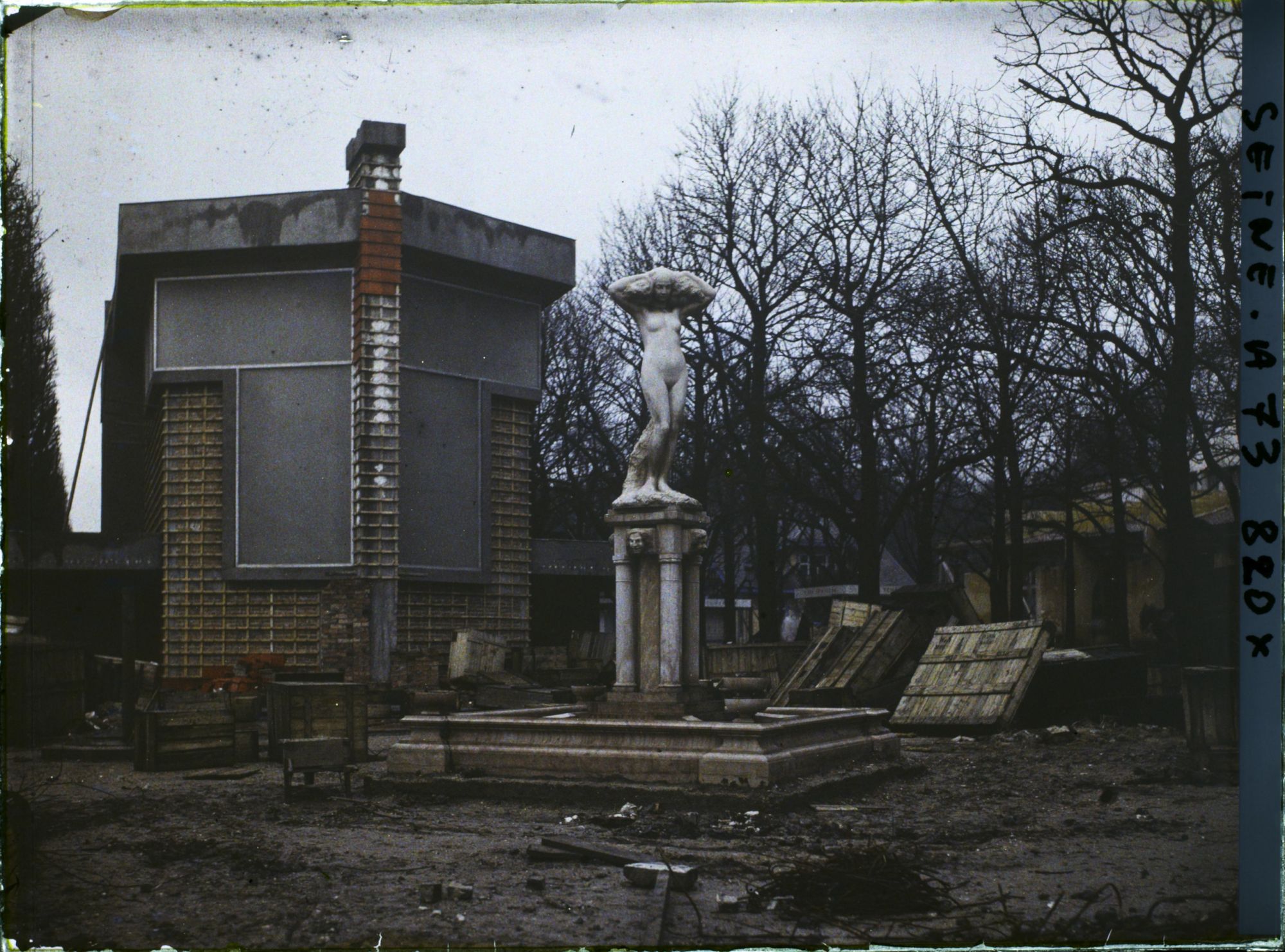 Image représentant L'exposition des arts décoratifs, démolition du pavillon de la Tchécoslovaquie