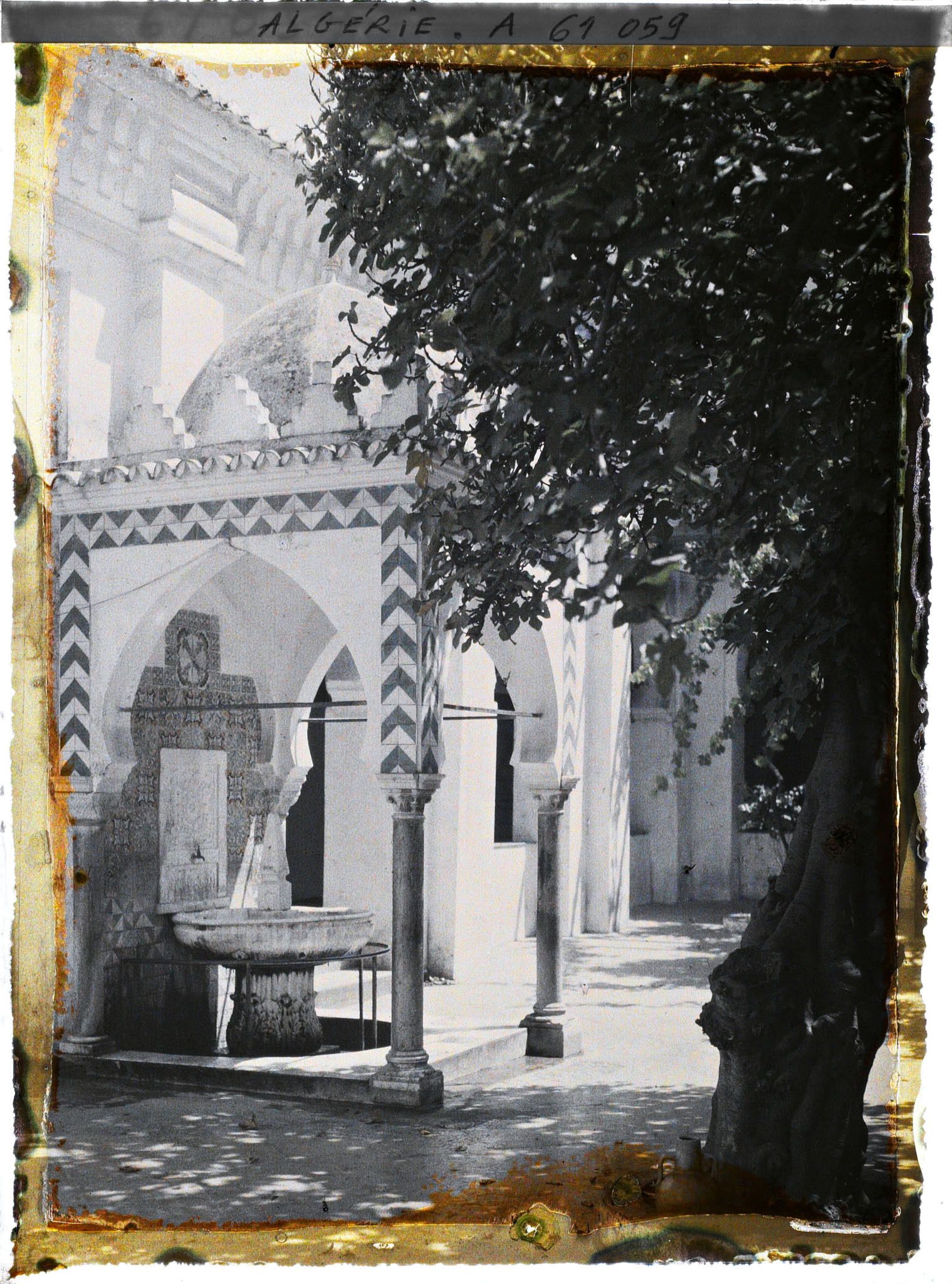 Image représentant La fontaine aux ablutions de la grande mosquée
