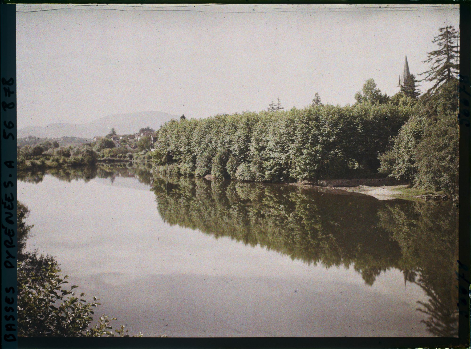 Image représentant France, Ustaritz, Vues d'ensemble prises des bords de la Nive clocher de l'Eglise à dr., au fond les Pyrénées