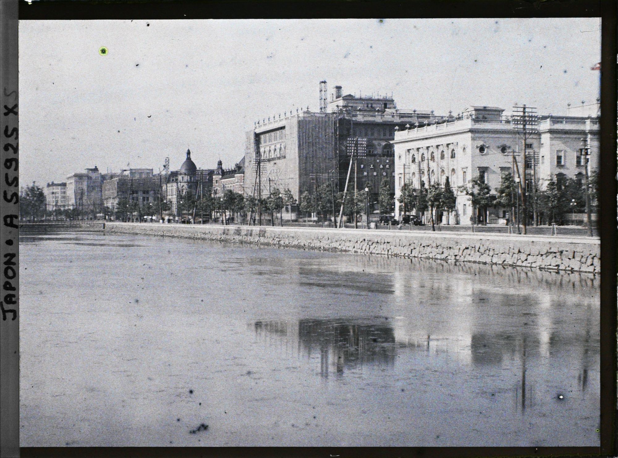 Image représentant Le quartier de Marunouchi depuis les douves du palais impérial