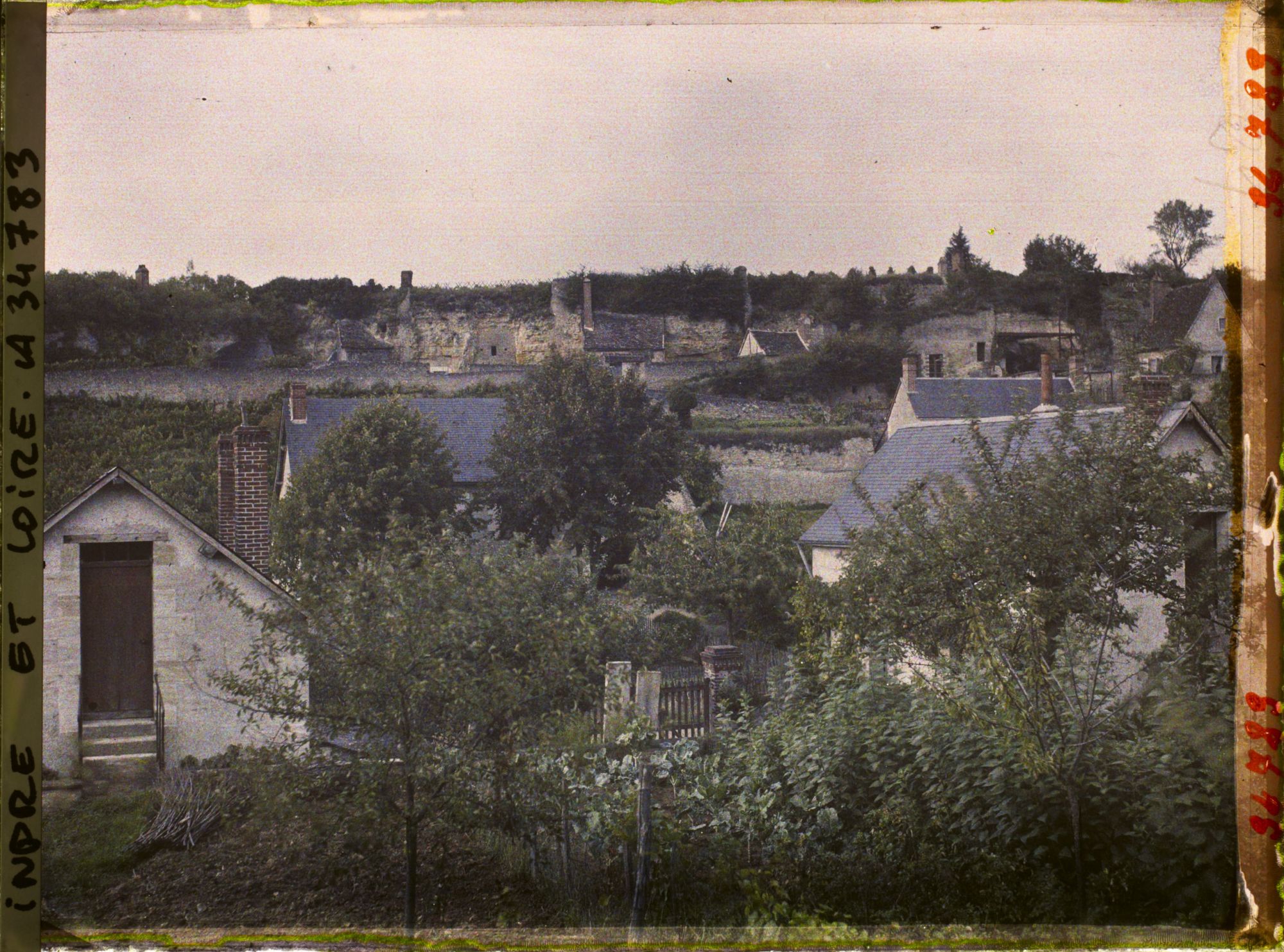 Image représentant Vue du côteau du val de Nouy creusé de maisons troglodytes