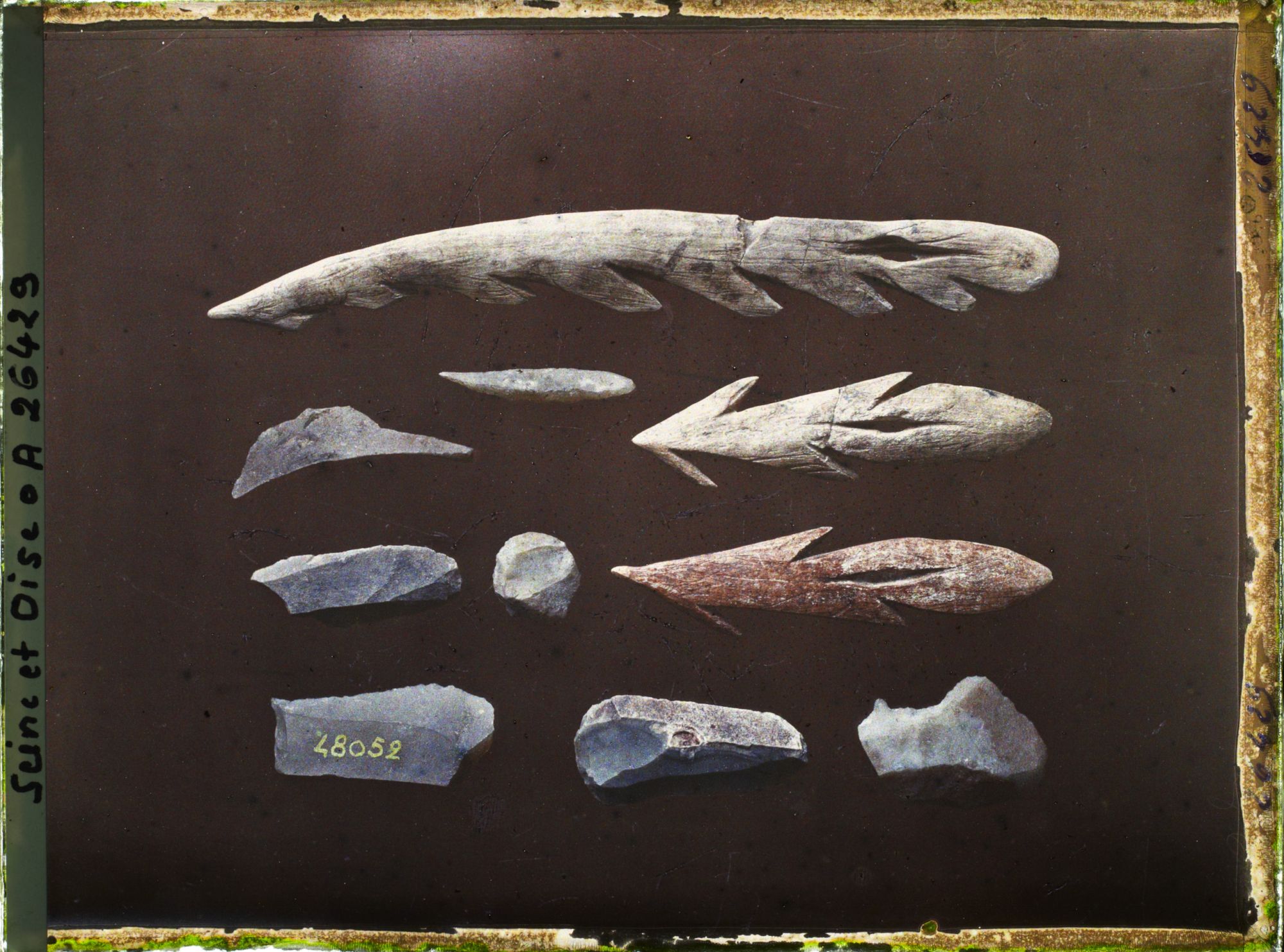 Image représentant France, St Germain-en-Laye, Musée : Grotte du Mas d'Azil, Couche des galets Coloriés; harpons en bois de Cerf; Burins, pointes et grattoirs