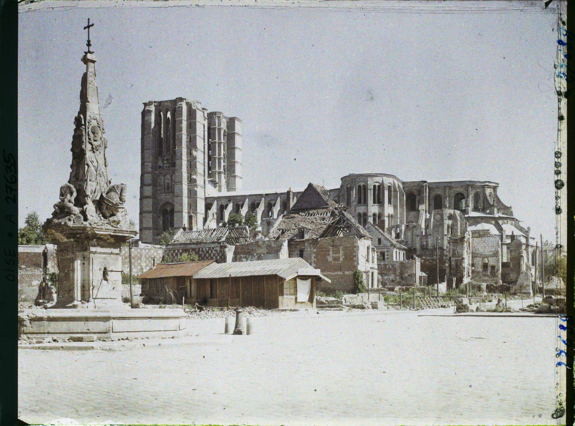Image représentant France, Noyon, Place de l'Hôtel de Ville - Fontaine et Cathédrale