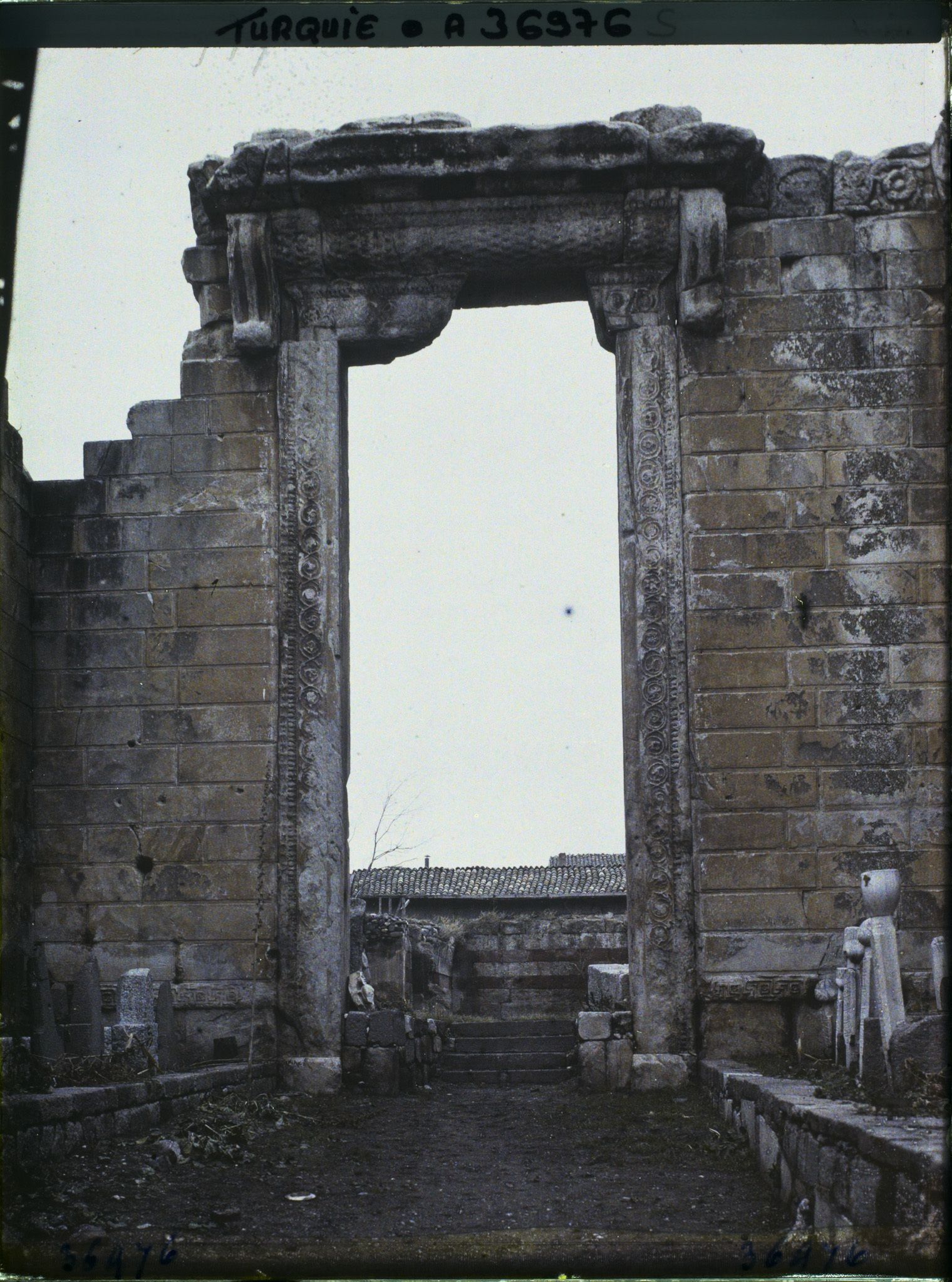 Image représentant Turquie, Angora, Ruines de l'Augusteum, Porte d'entrée du Temple , vue extérieure