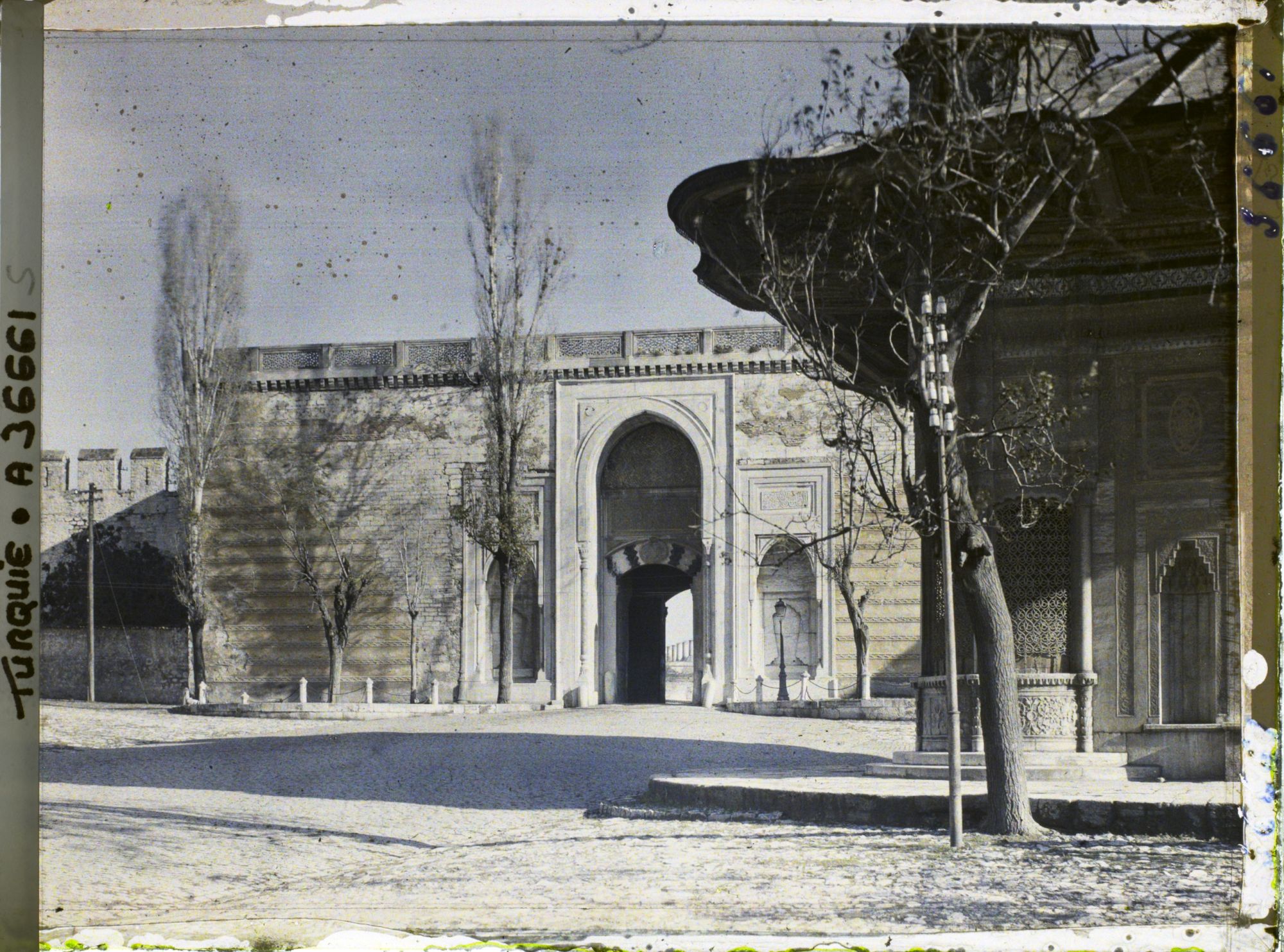 Image représentant Bab-i-Hümayun, ("Porte de l'Auguste") de Topkapi Sarayi ("Palais de la Porte du Canon") et l'un des côté de la fontaine du Sultan Ahmet III