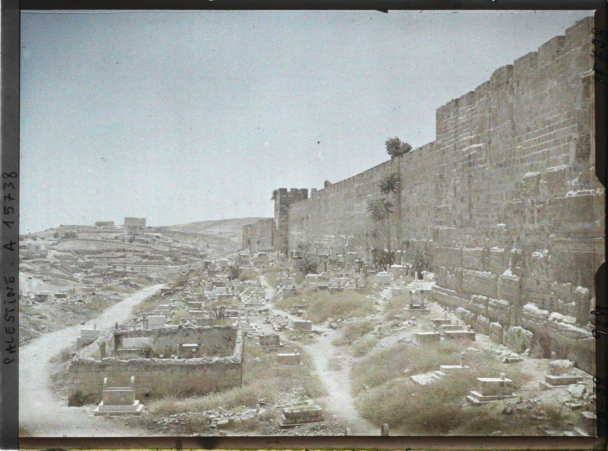 Image représentant Vue du cimetière musulman au pied du rempart oriental