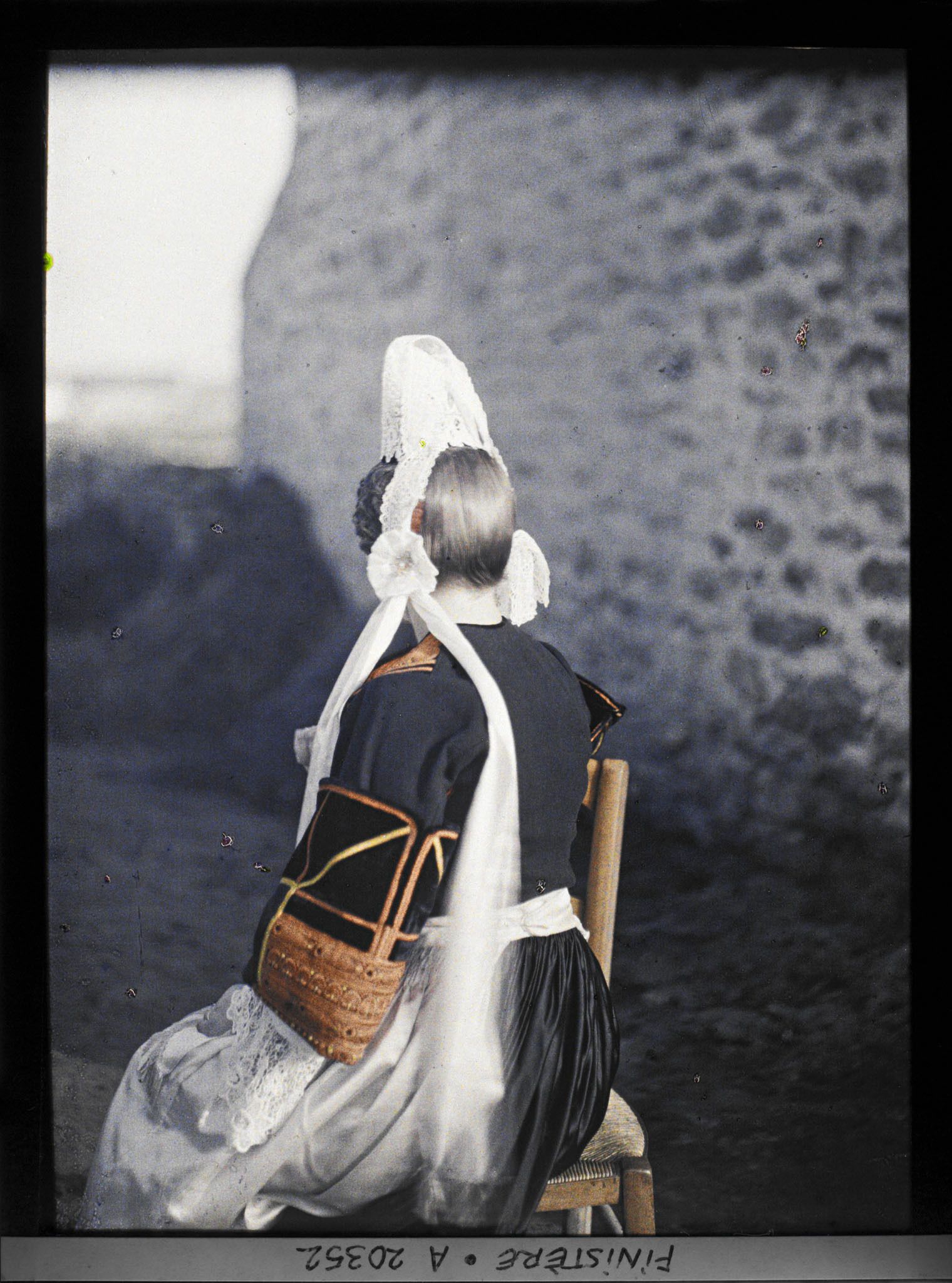 Image représentant Madame Lisette Tual en costume de mariée vue de dos