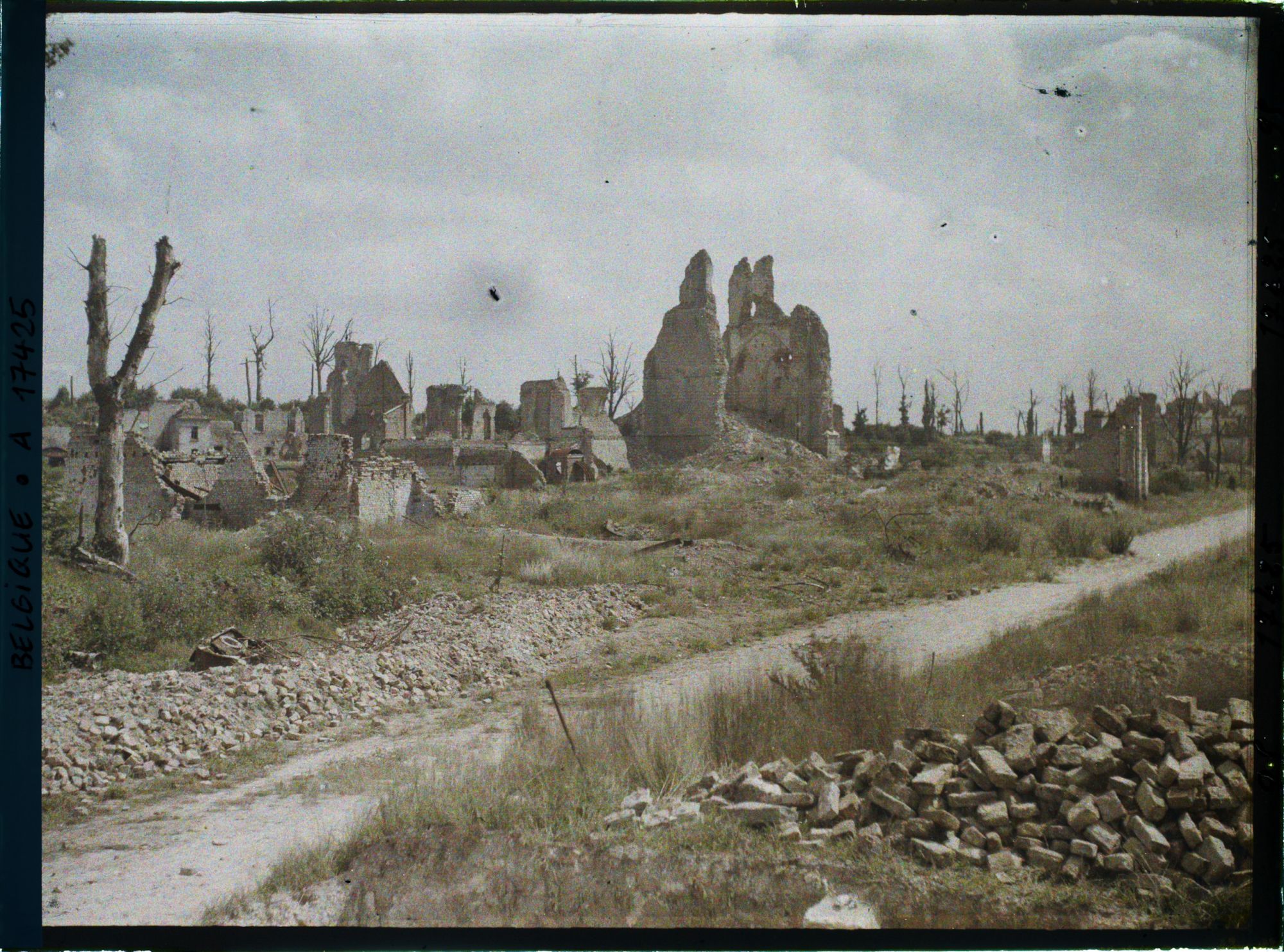 Image représentant Belgique, Ypres, La Rue St Jacques , au fond l'Eglise St Jacques
