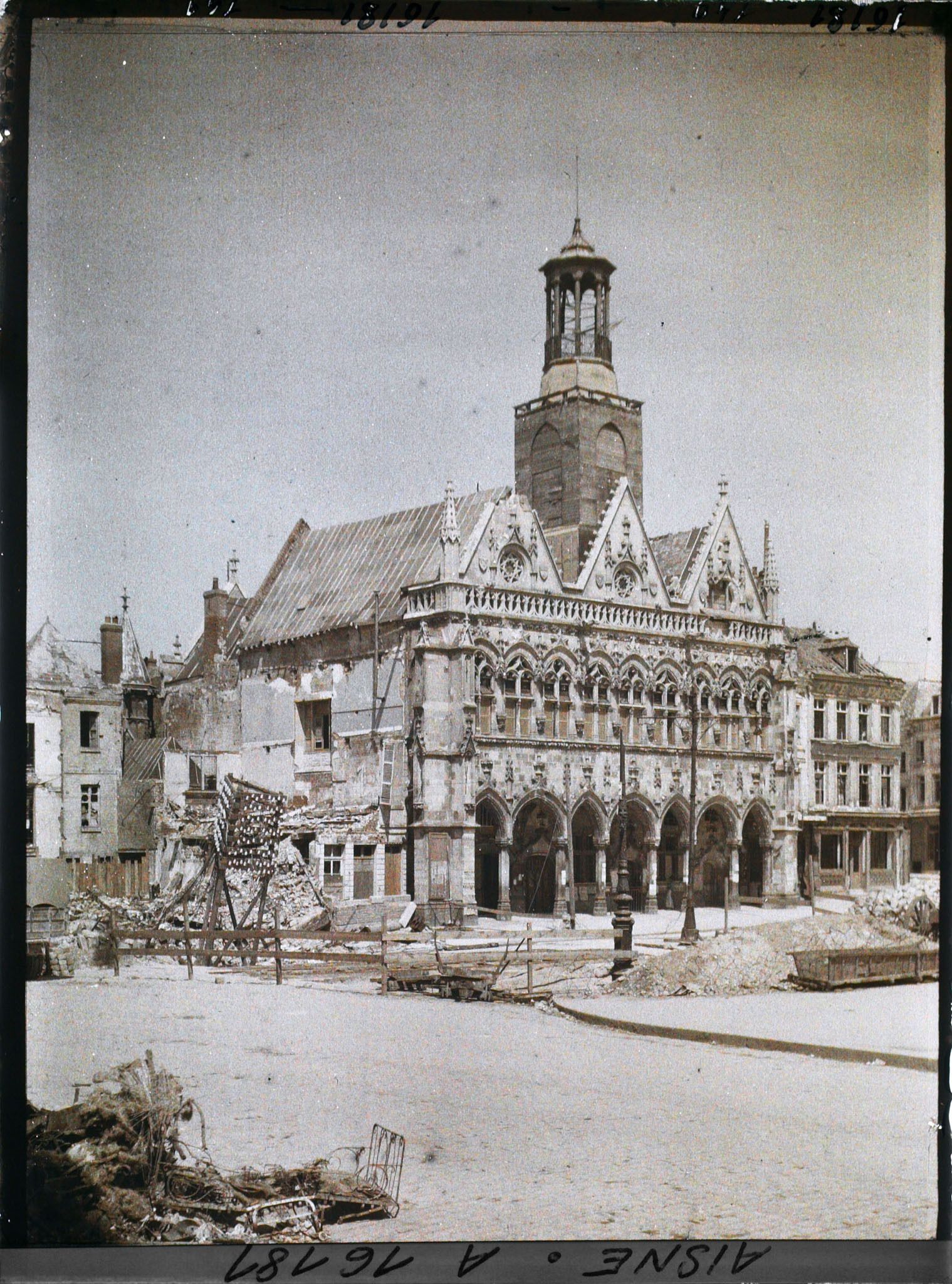 Image représentant France, St Quentin, L'Hôtel de Ville, vue place du théâtre