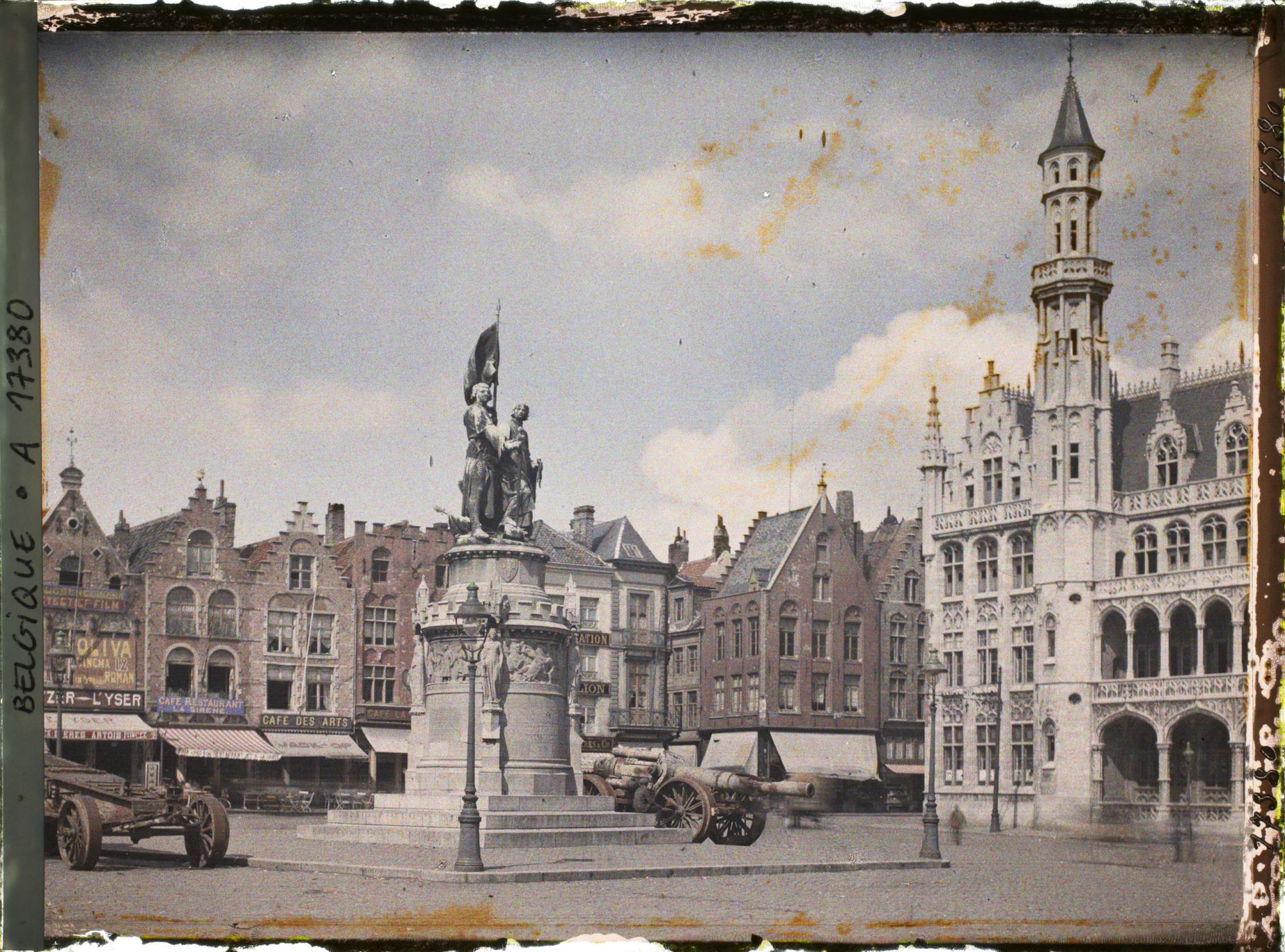 Image représentant Belgique, Bruges, Grande Place, Vieilles Maisons et statue de