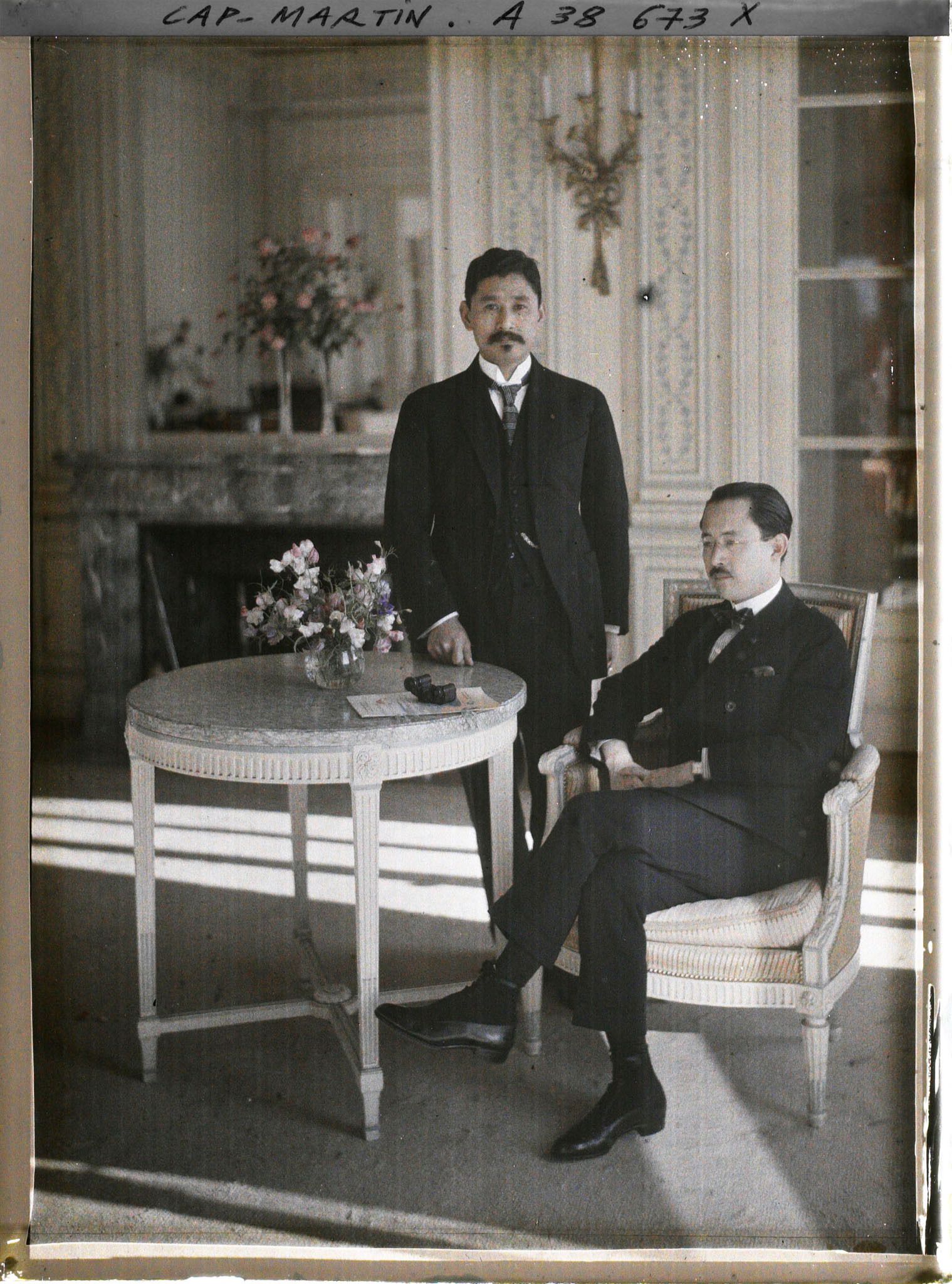 Image représentant Le prince Kitashirakawa et le prince Ichijo, invités par Albert Kahn dans un salon de sa villa