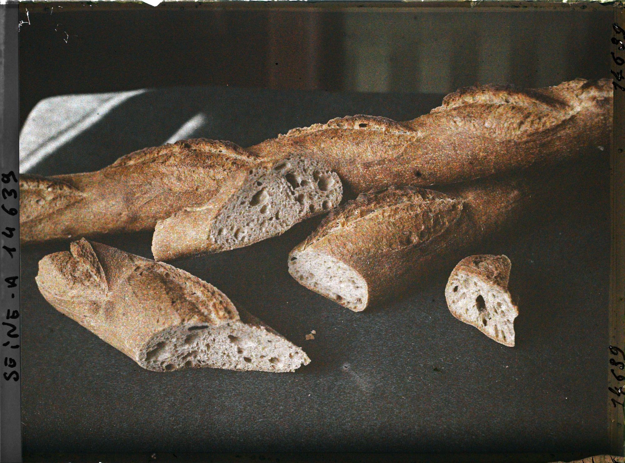 Image représentant Pains et morceaux de pain (correspondants aux tickets de rationnement ?)