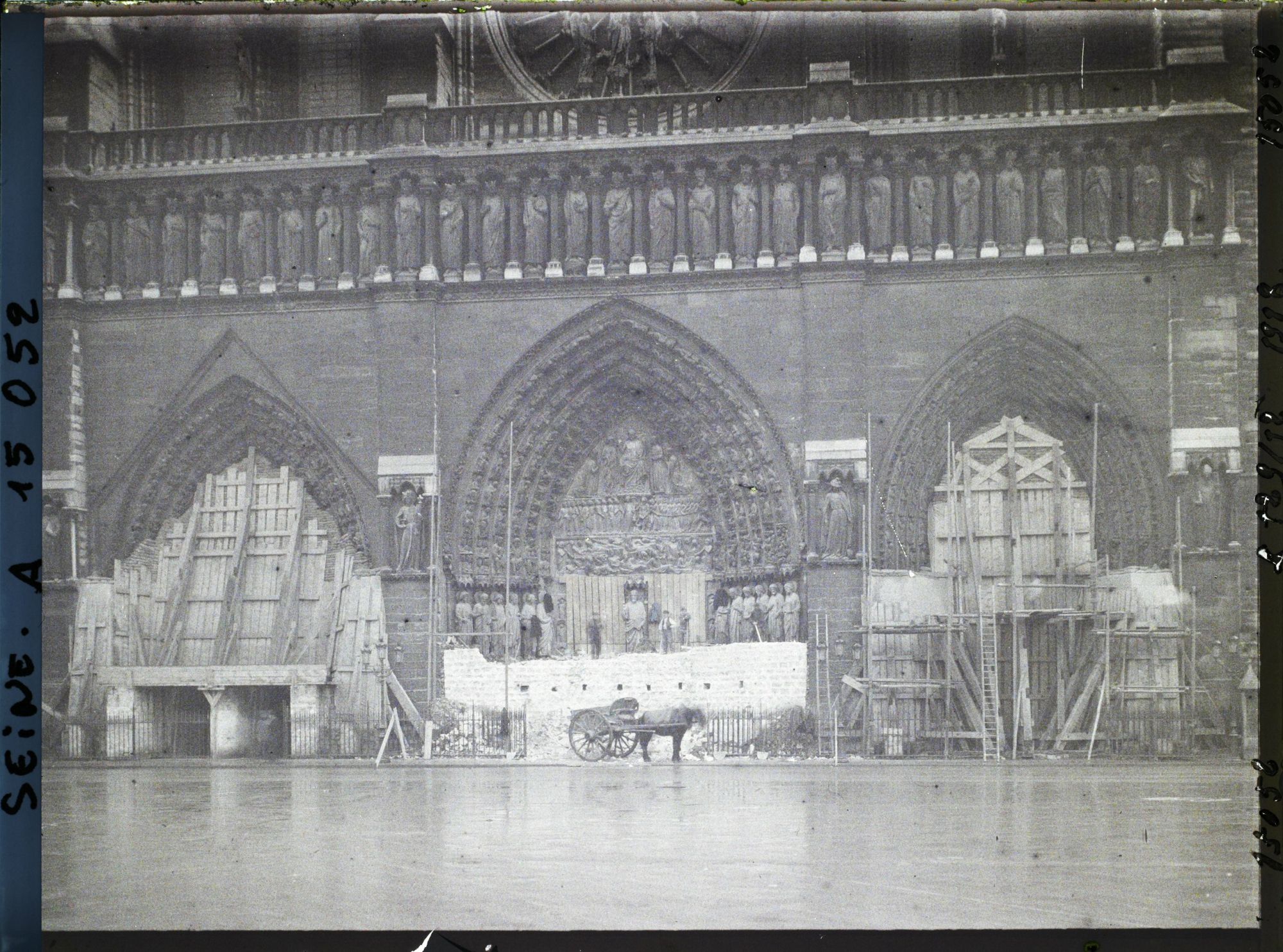 Image représentant Démantèlement des protections anti-bombardement des portails de Notre-Dame de Paris