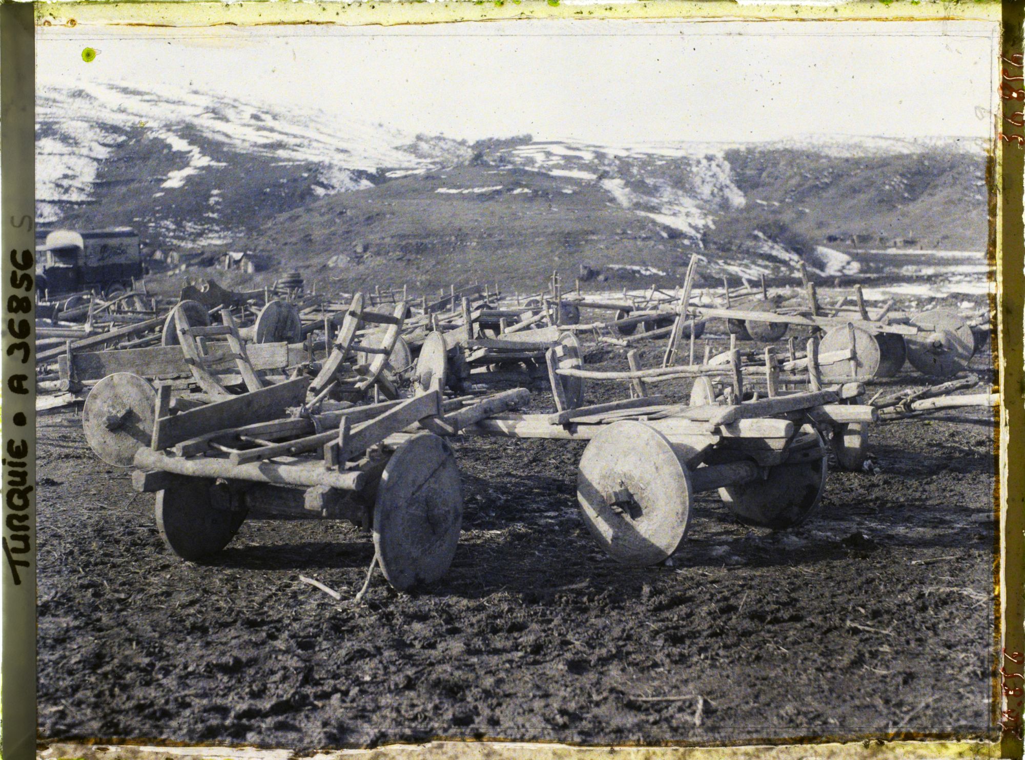 Image représentant Turquie, Karakeui, Arrabas à 2 roues traîné par des boeufs et ayant gagné la guerre