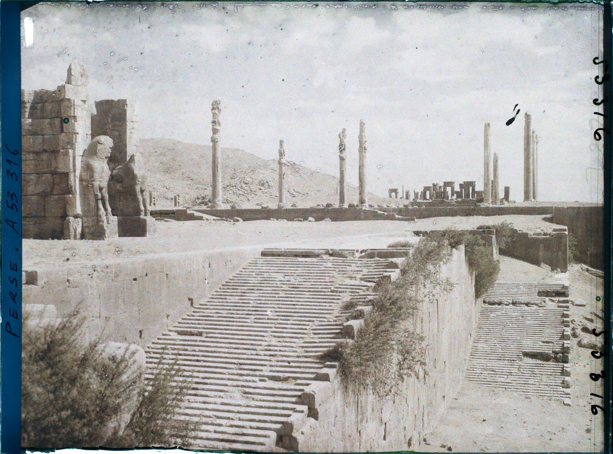 Image représentant Le haut du double escalier monumental donnant accès à la terrasse