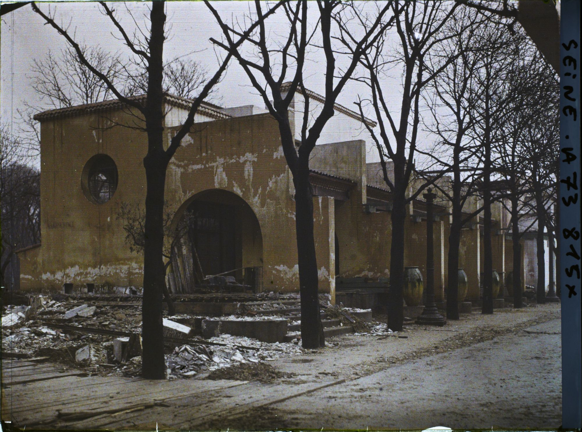 Image représentant L'exposition des arts décoratifs, démolition du pavillon de Provence (?), sur le cours la Reine