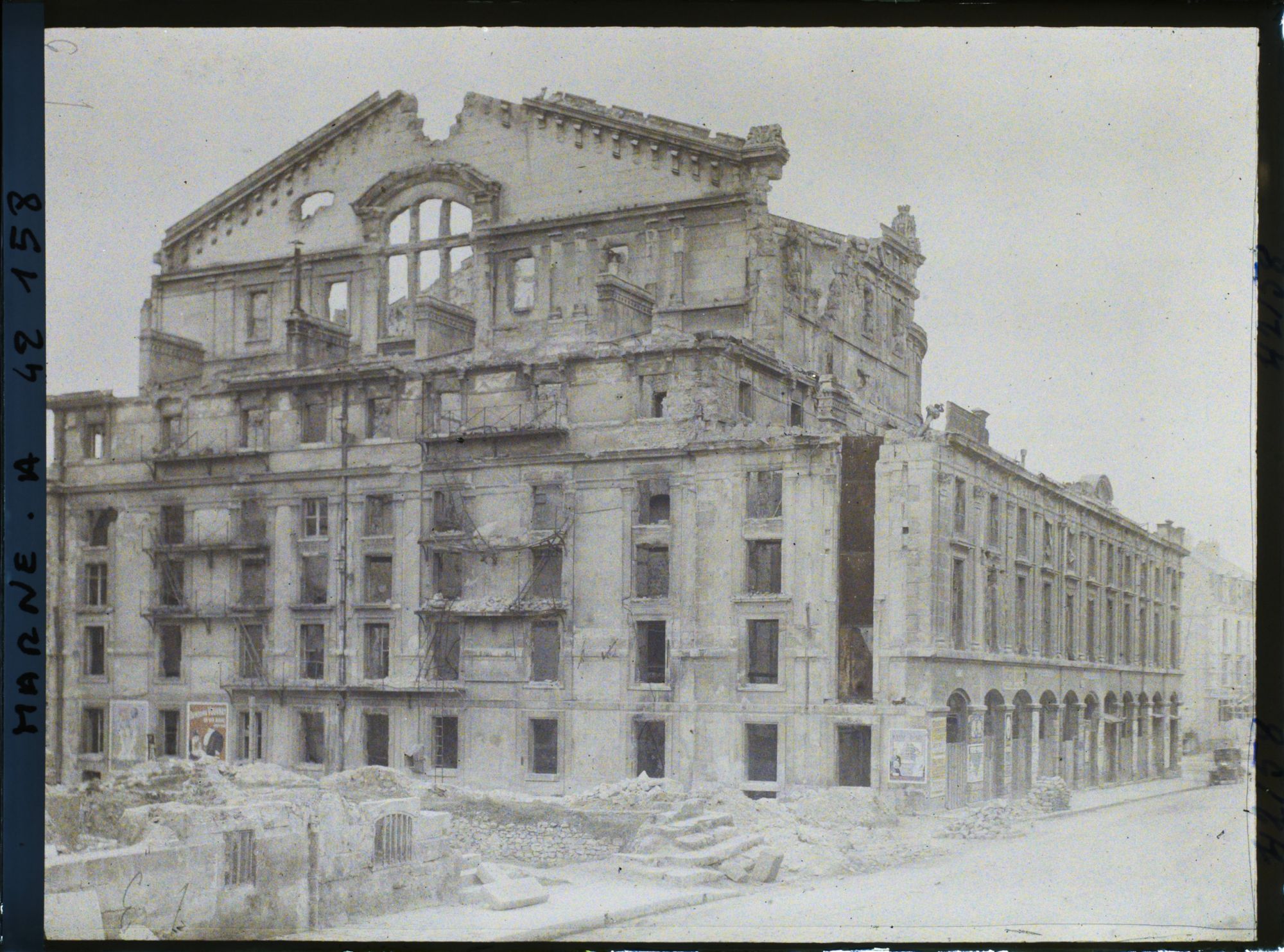 Image représentant France, Reims, Le Théâtre entièrement déblayé