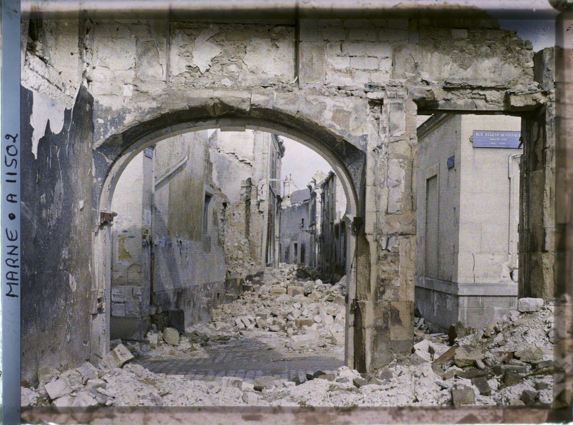 Image représentant Ruines à l'angle des rues Eugène Desteuque et de la Grue