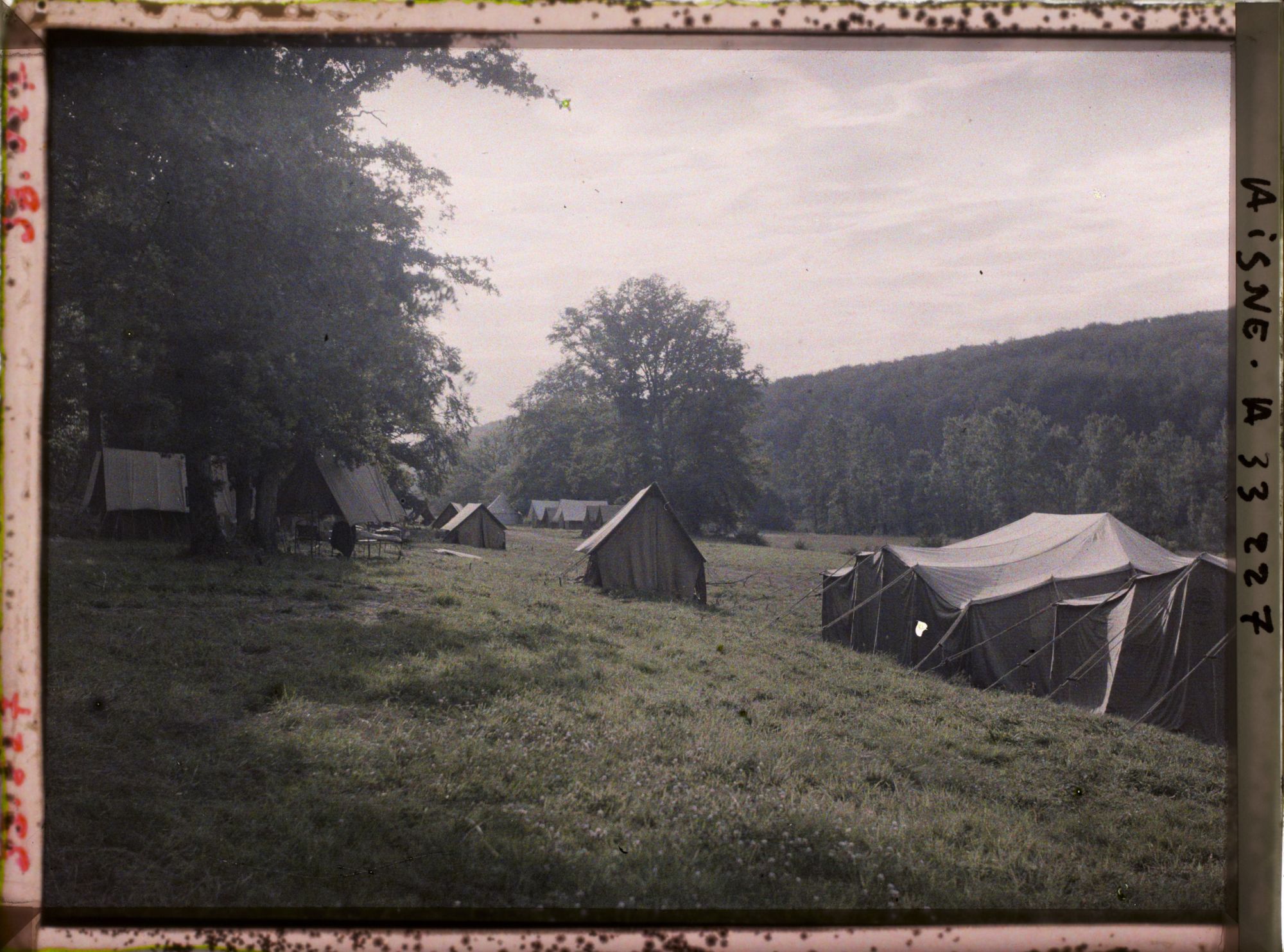 Image représentant France, Faverolles, Campement situé sur la route de Faverolles à Longpont