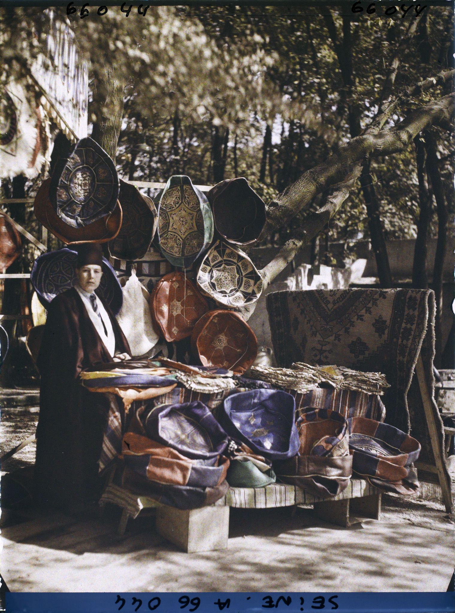 Image représentant L'Exposition Coloniale Internationale de 1931, un marchand de cuirs