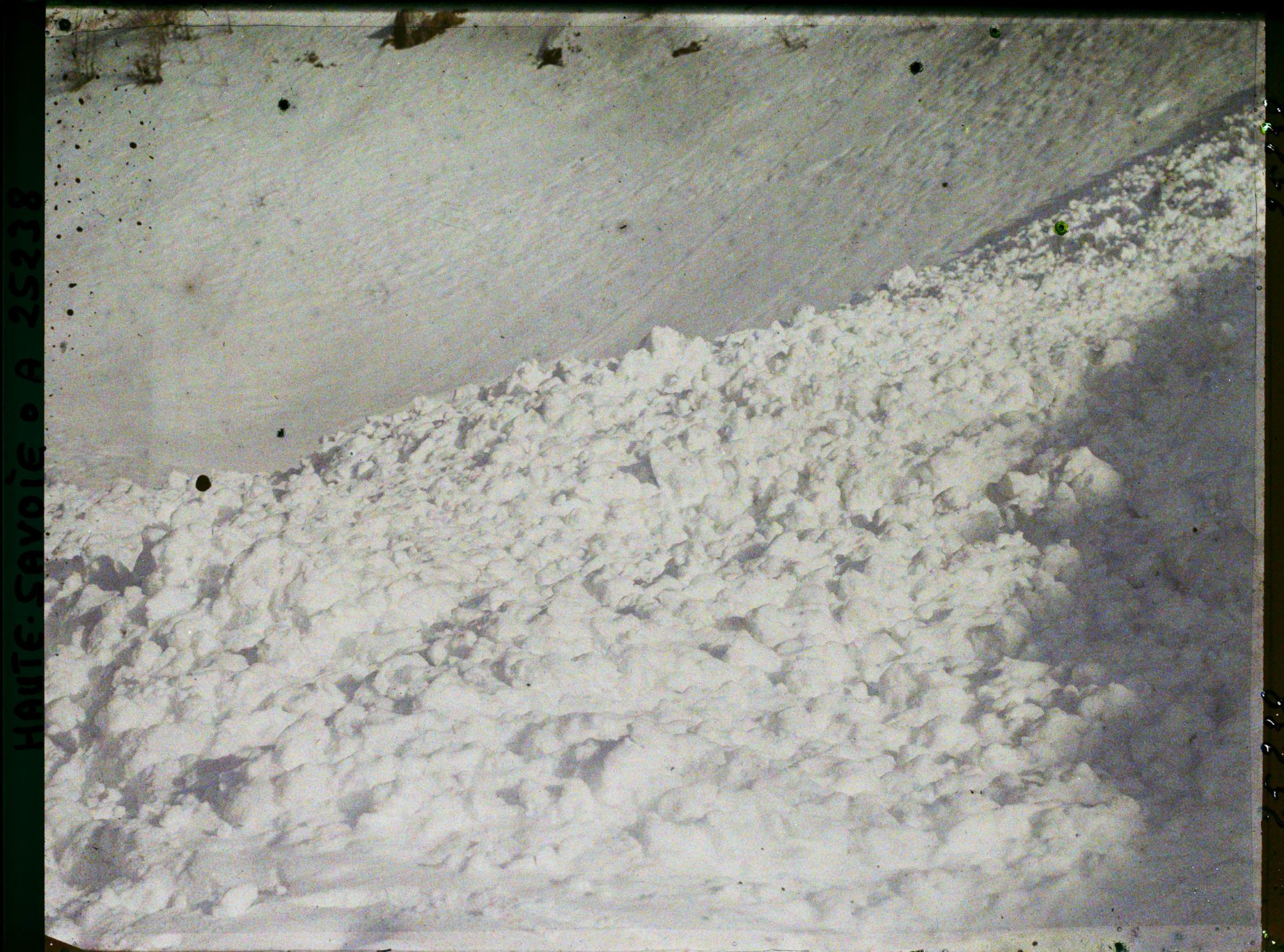 Image représentant France Les Alpes, La mer de Glace, Une Avalanche dans le Couloir de la Filiaz