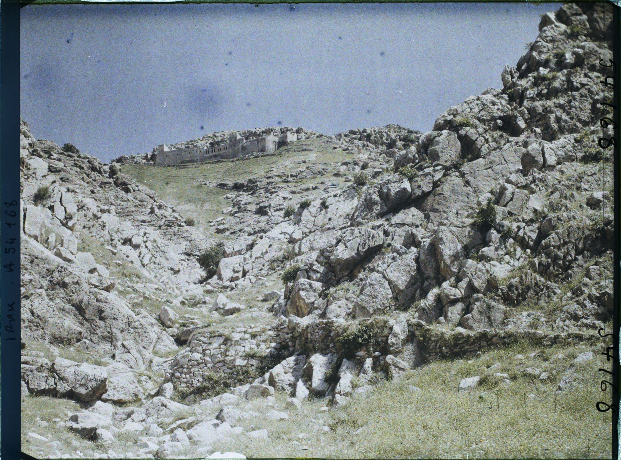 Image représentant Le monastère de Mar Matta (IV ap. J.-C.) sur le mont Alfaf ou mont Mqalub