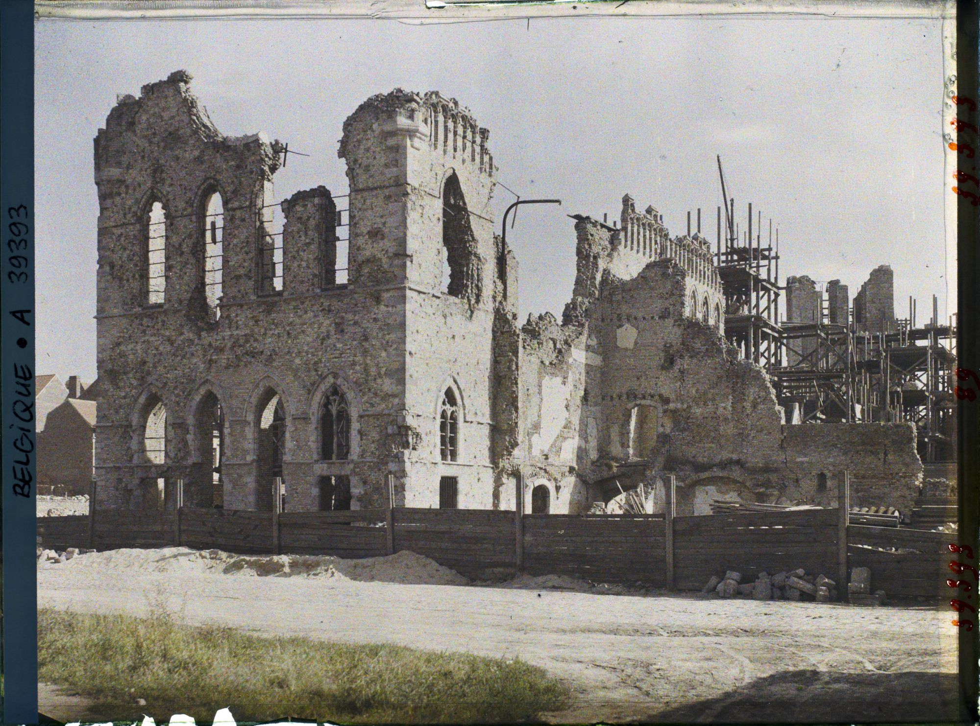 Image représentant Belgique, Ypres, Ruines et reconstruction de la Cathédrale St Martin