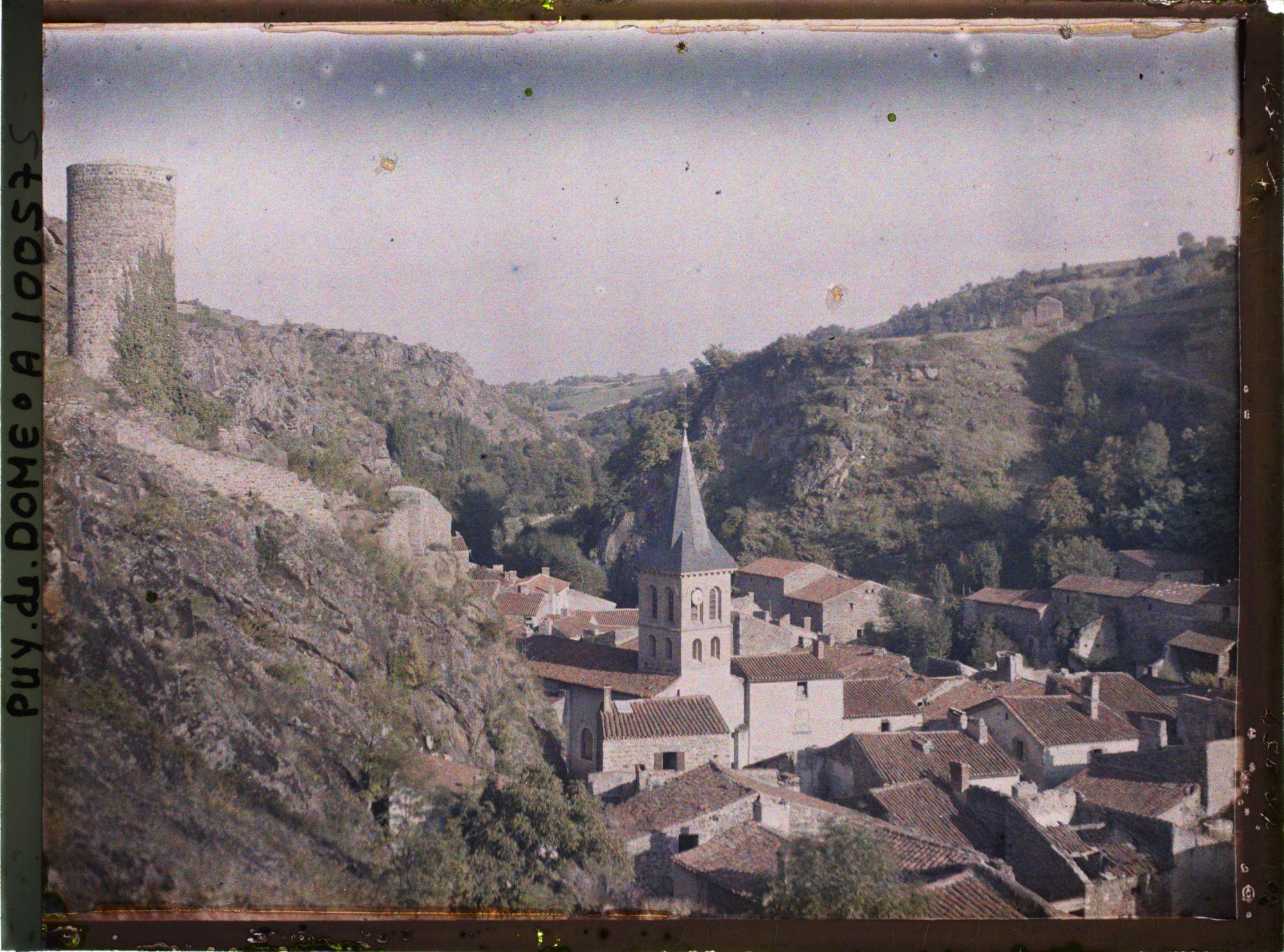 Image représentant France, St Floret, Vue d'ensemble sur le Village