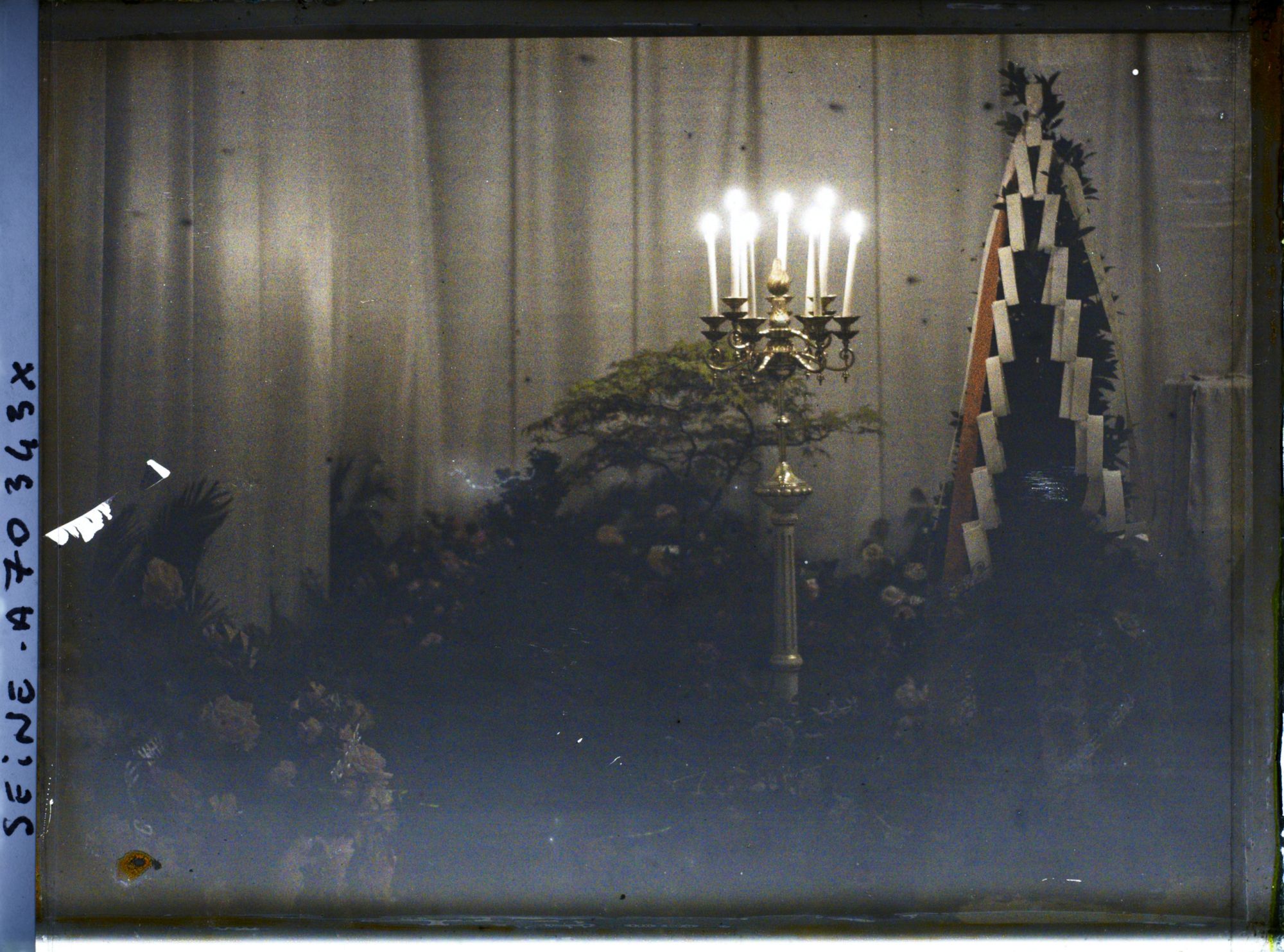 Image représentant La chapelle ardente du prince Kitashirakawa à l'ambassade du Japon