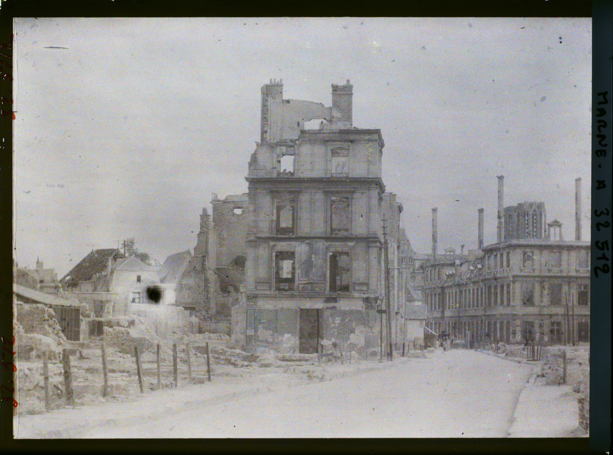 Image représentant France, Reims, Rue de Mars direction de l'Hotel de Ville