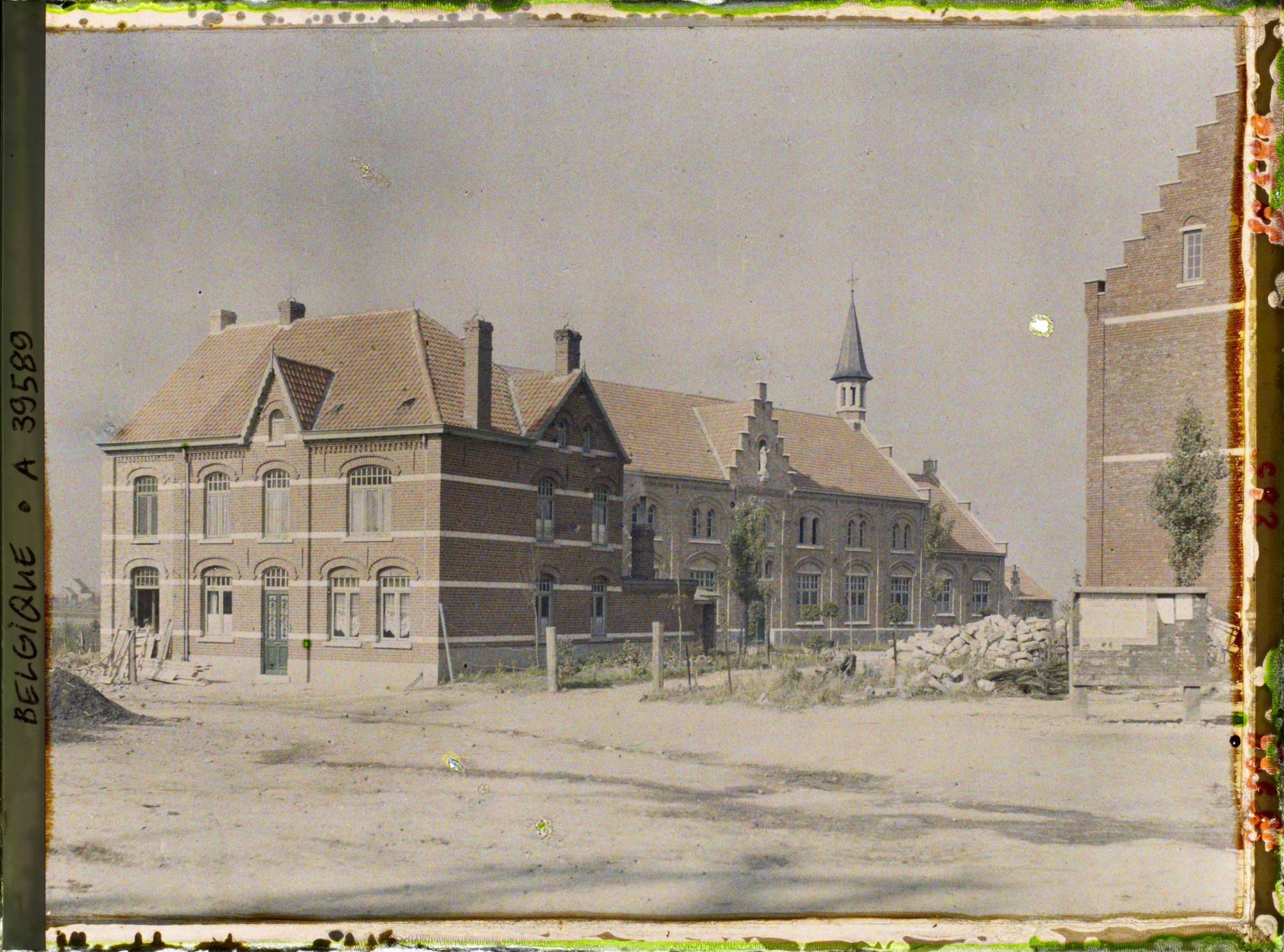 Image représentant Belgique, Zonnebeke, Reconstruction du Patronage