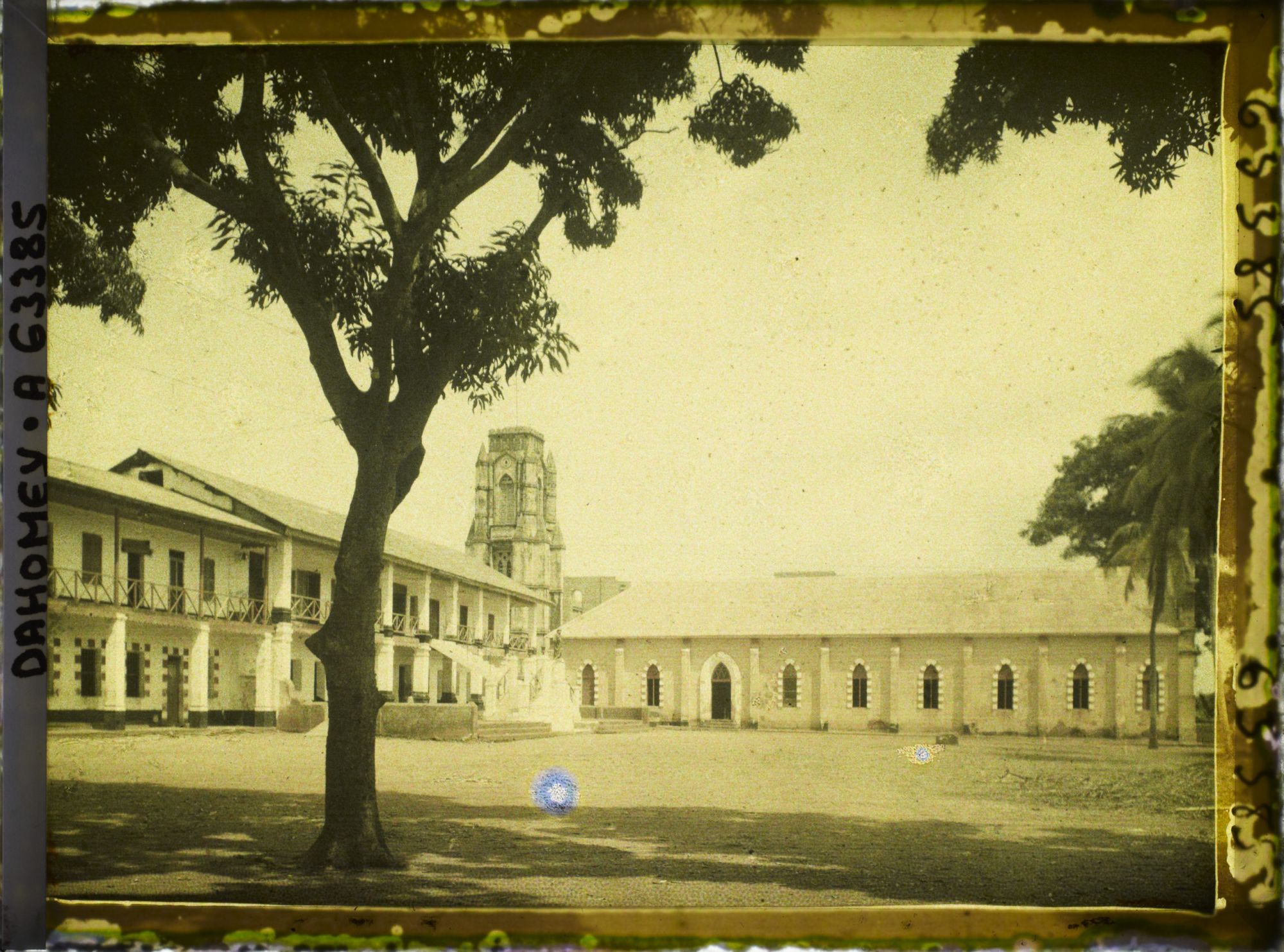 Image représentant La mission catholique (l'école, les habitations des pères et l'église)