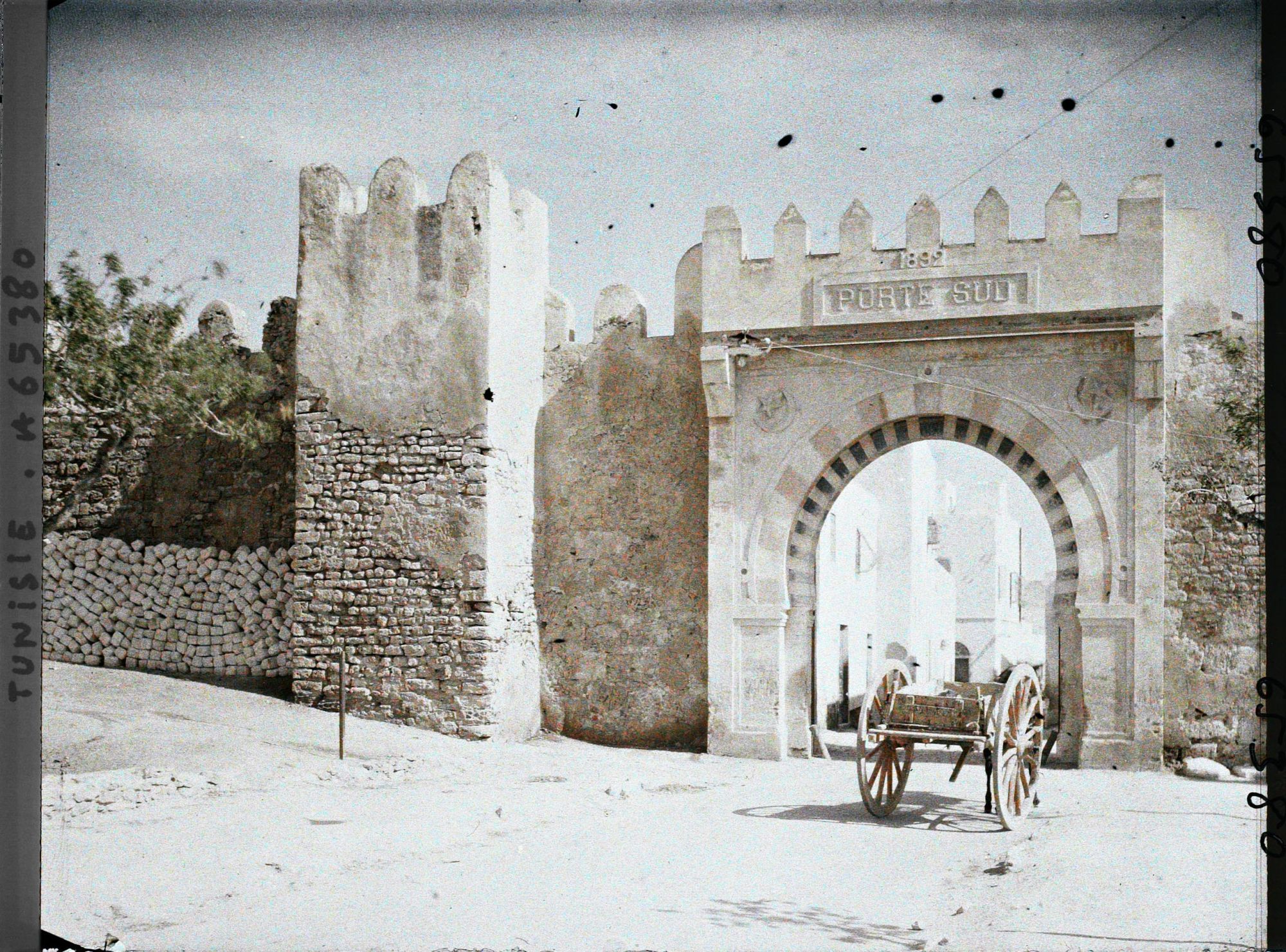 Image représentant Une charrette devant la porte sud du rempart de la médina