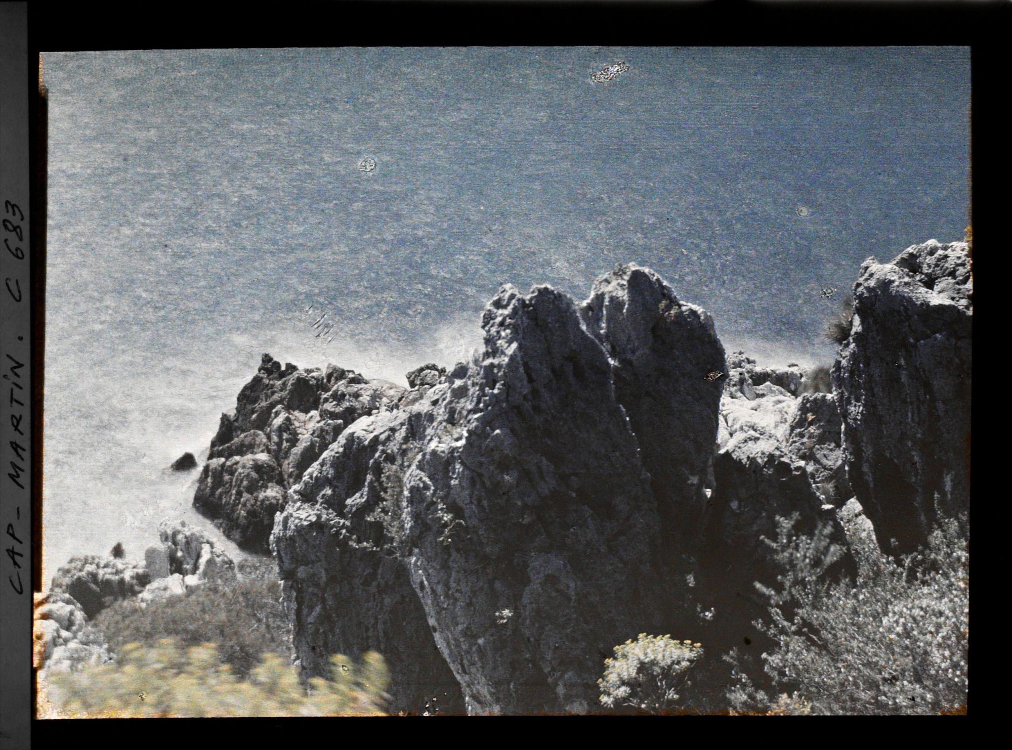 Image représentant Roches escarpées en bord de mer