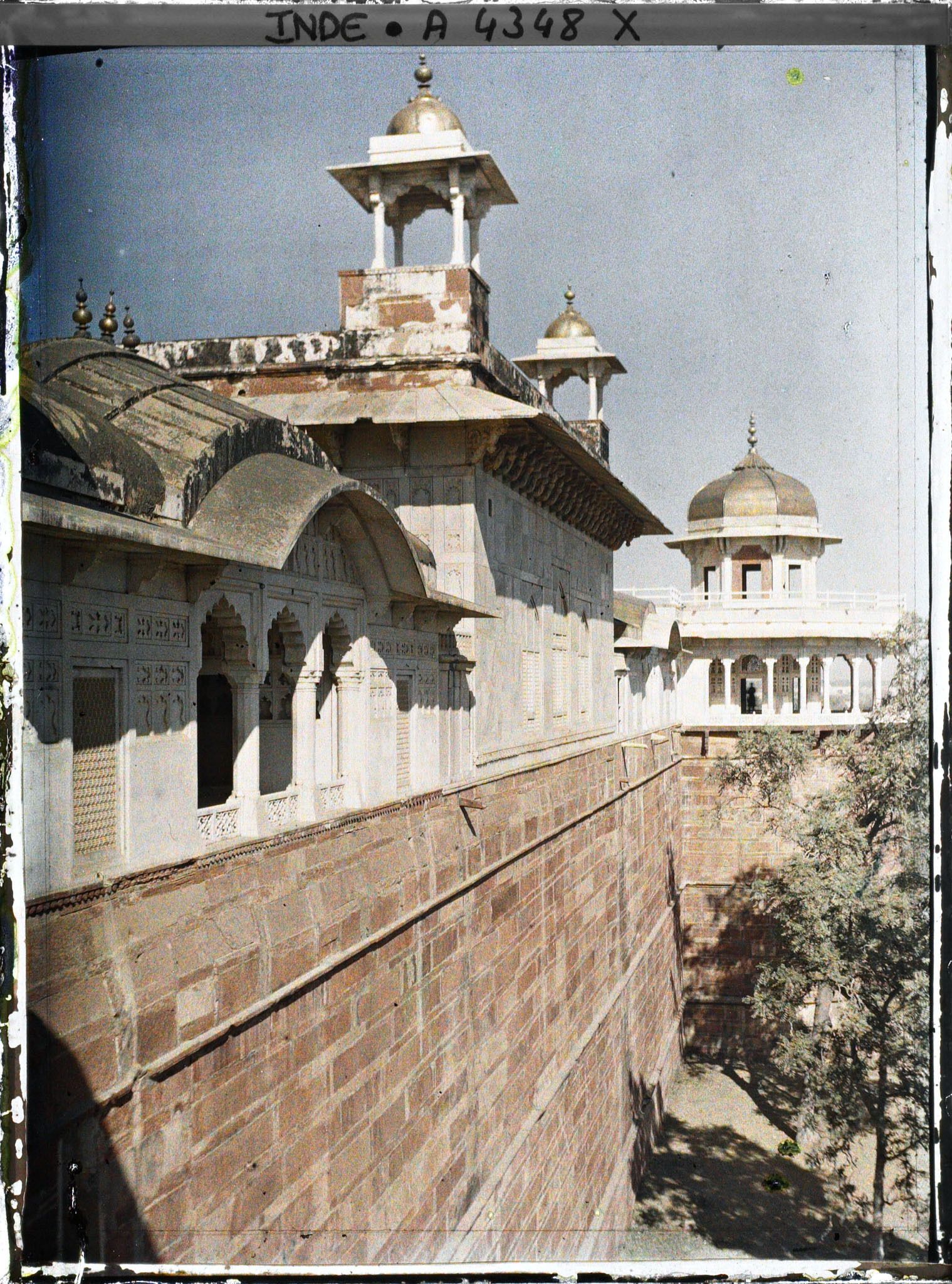 Image représentant Vue sur l'extérieur de l'enceinte du fort Rouge (Lal Qila), la toiture du palais privé (Khas Mahal) surmontée de chhatris et, au fond, la tour du Jasmin (Musamman Burj)