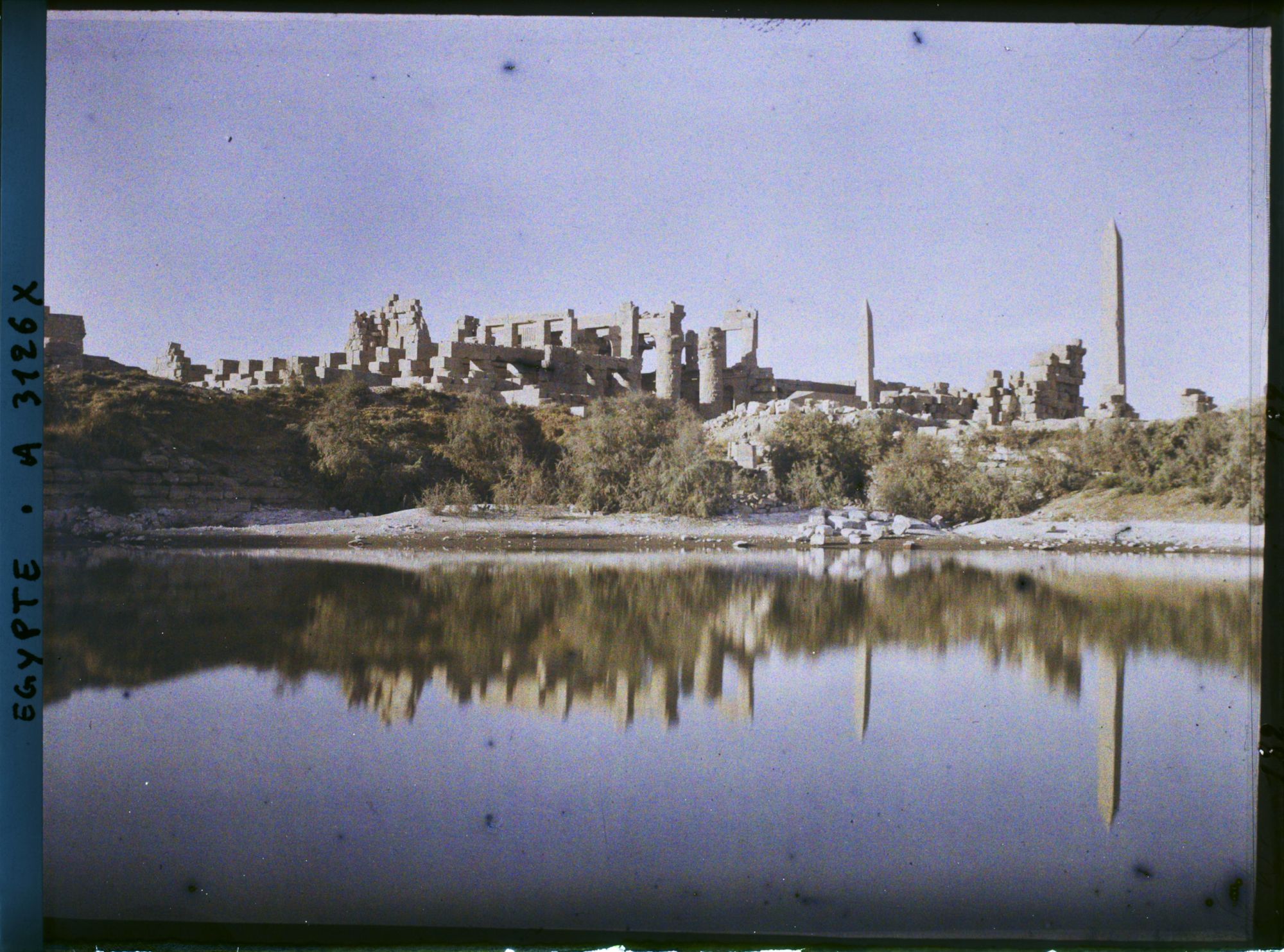 Image représentant Vue du lac sacré sur le temple d'Amon Râ