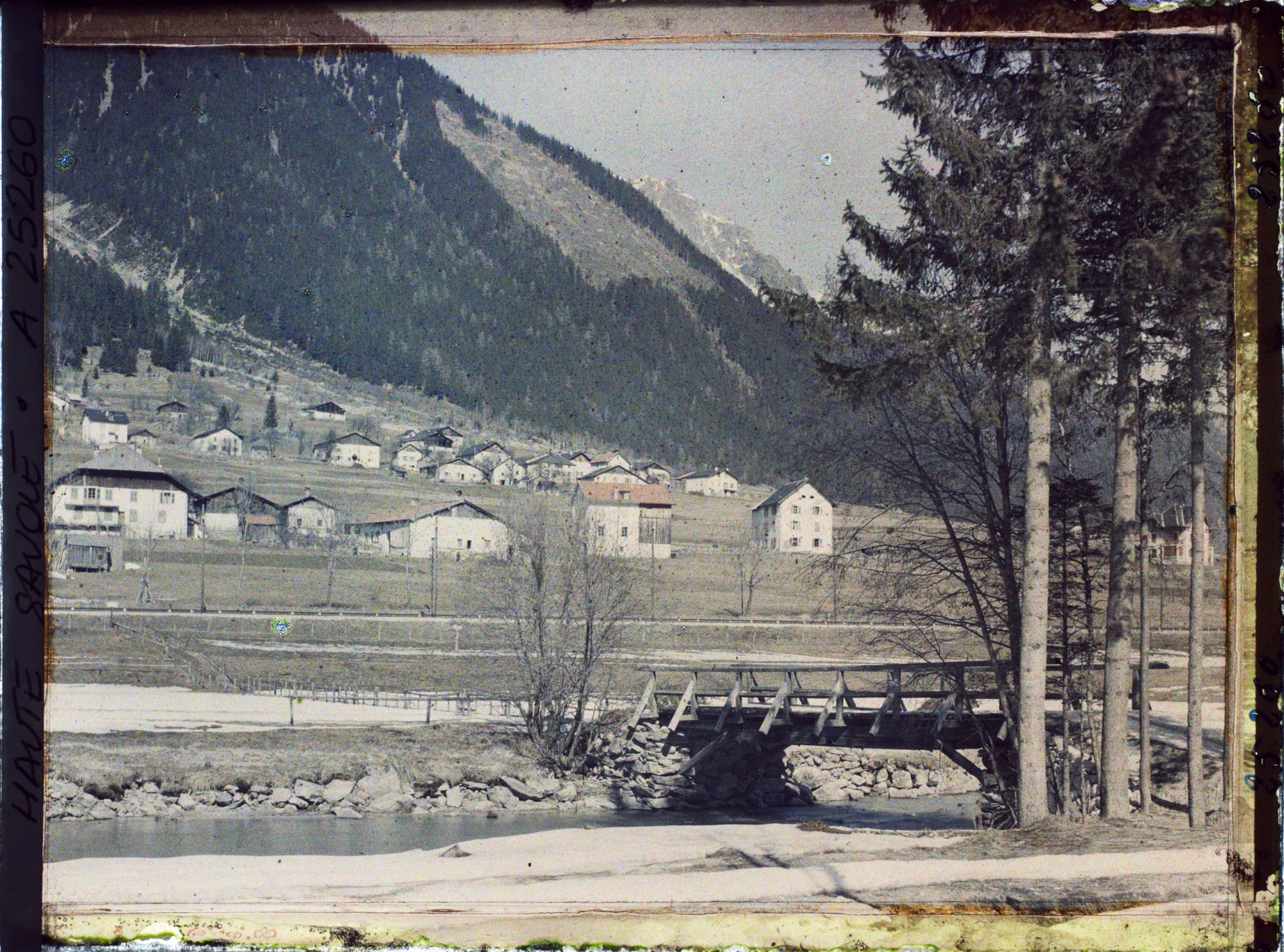 Image représentant Pècles, Vallée de Chamonix, Paysage Alpestre ; le Village des Pècles vu de la rive gauche de l'Arve